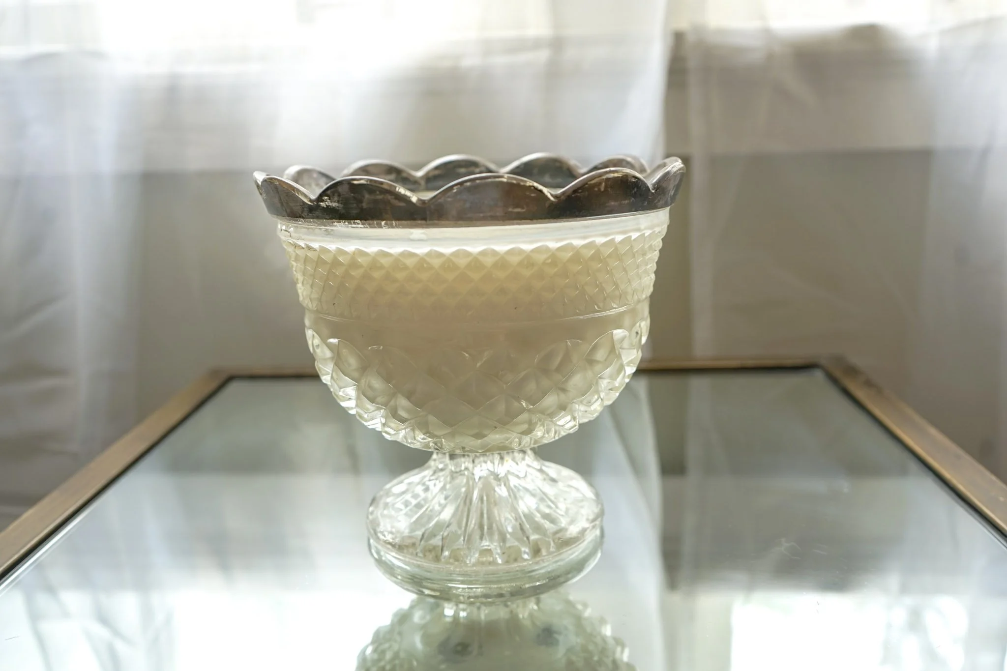 Santal in Silver-Edged Pedestal Bowl – 4-Wick Candle