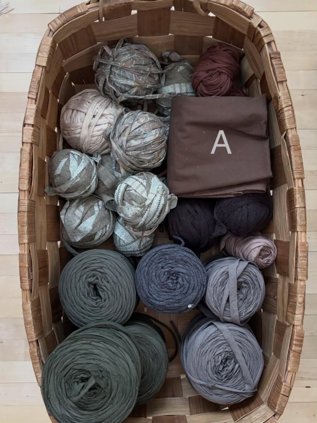 Luonnonl&auml;heisi&auml; s&auml;vyj&auml; - vihre&auml;, ruskea ja beige. 

N&auml;ist&auml; aloitetaan maanantaina kutominen. 

Sunnuntai lev&auml;t&auml;&auml;n. 🕯️

🌲🪾🌲🪾🌲

Piiankori saatu - kiitos @huhtalakaisu