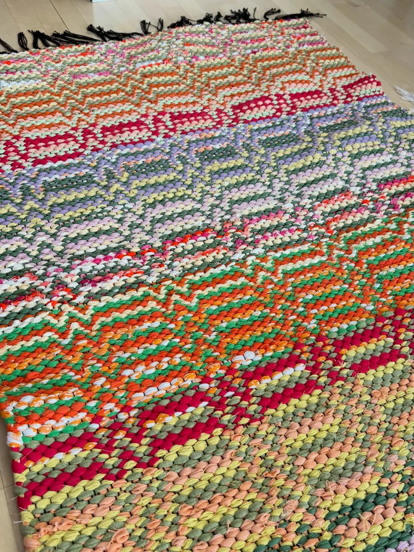 Olkaa hyv&auml;! 

V&auml;ri iloa - riemunkirjava kotikutoinen rautatiematto. 🚂

💚🩵🩷❤️🧡💛

T&auml;m&auml;n tekemiseen liittyi t&auml;rke&auml; prosessi. V&auml;lill&auml; purettiin, kun yhteen kohtaan osui vain pastellin s&auml;vyj&auml;. Purkam