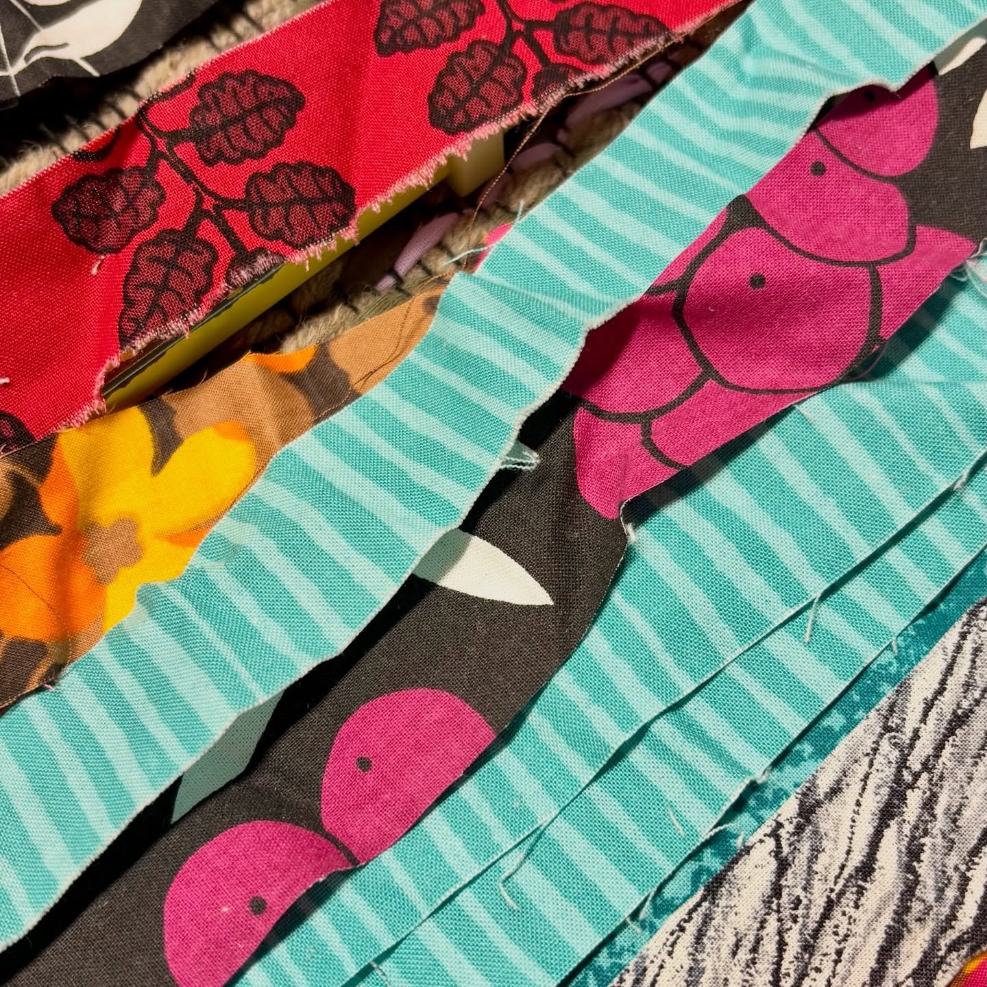 Me k&auml;yt&auml;mme paljon kierr&auml;tyskankaita, joita saamme usein lahjoituksena. V&auml;lill&auml; kankaiden/ matonkuteiden joukossa on aarteita, niin kuin n&auml;m&auml; vanhat kankaanpalat. 😍

#jokamiespaita #puuvillakangas #kuosit #tilkkuty