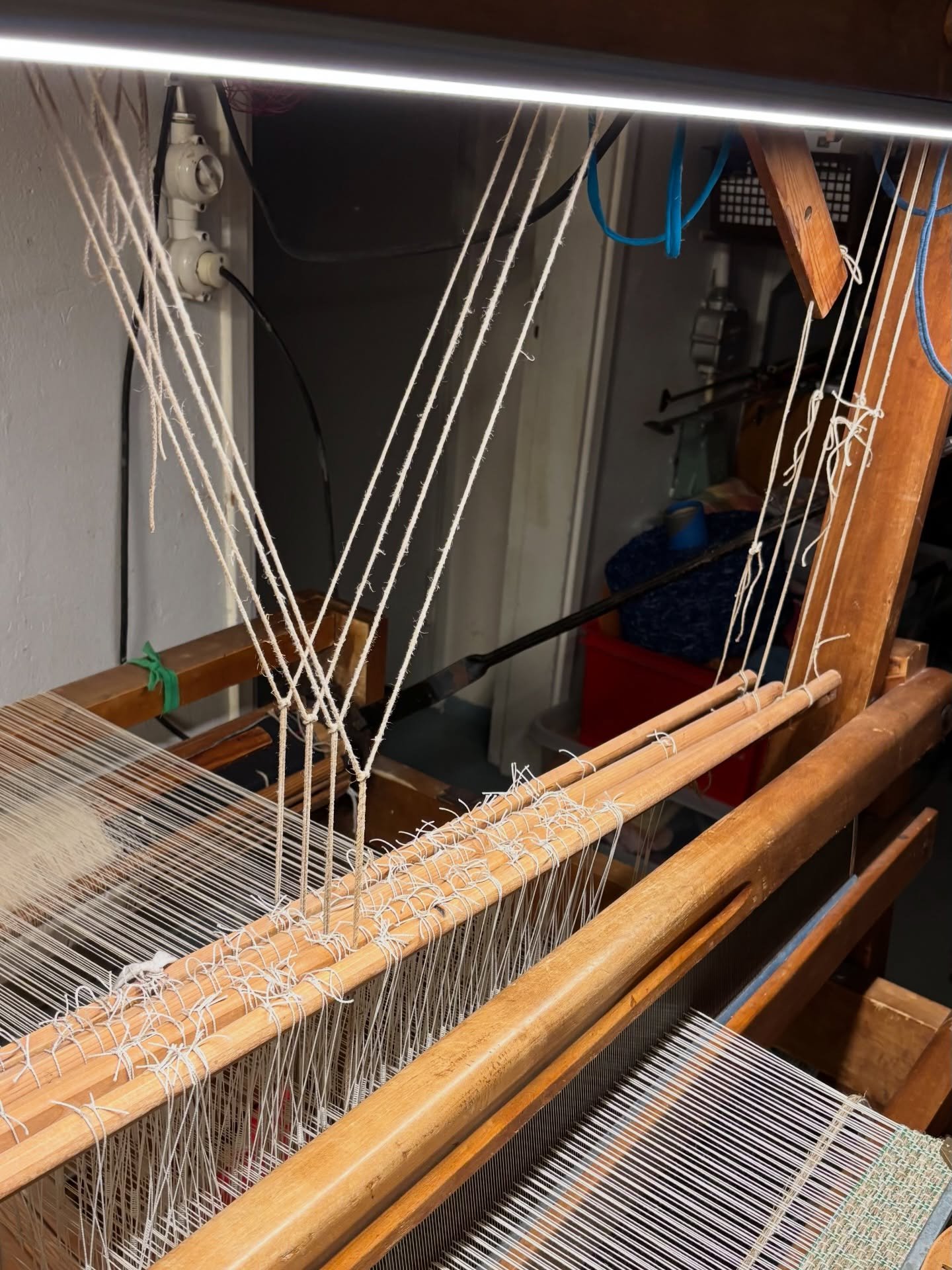 Mattopuun vanhimmat kangaspuut ovat saaneet ylleen uudet ledivalot ja nyt kutominen on huomattavasti mukavampaa. 👏🏻 Kiitos asentajalle!