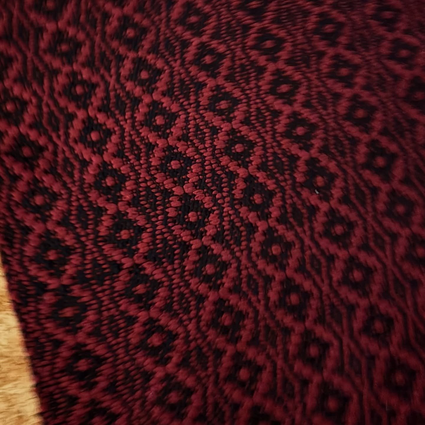 Huomenna mattoja on kudottuna 
2 x 72 x 210cm. Menin lupaamaan, ett&auml; mattoa saa my&ouml;s 120cm leve&auml;n&auml; eli jatkossa leveisiin puihin laitetaan uusi loimi, niisint&auml; ja vaihdetaan kaide. 

Odotan innolla, koska n&auml;ist&auml; tul