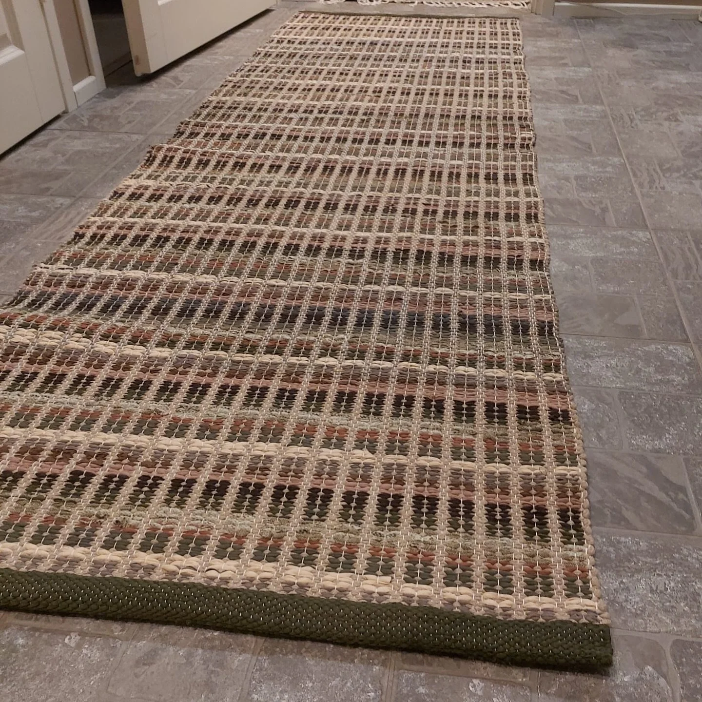 N&auml;m&auml; kaksi vihre&auml;n eris&auml;vyist&auml; mattoa p&auml;&auml;siv&auml;t viikonloppuna uuteen kotiin. 💫 

Toinen ulkoeteiseen ja toinen sis&auml;eteiseen. 

#kierr&auml;tystekstiili #k&auml;sinkudottukanttaus #puuvillatrikookude