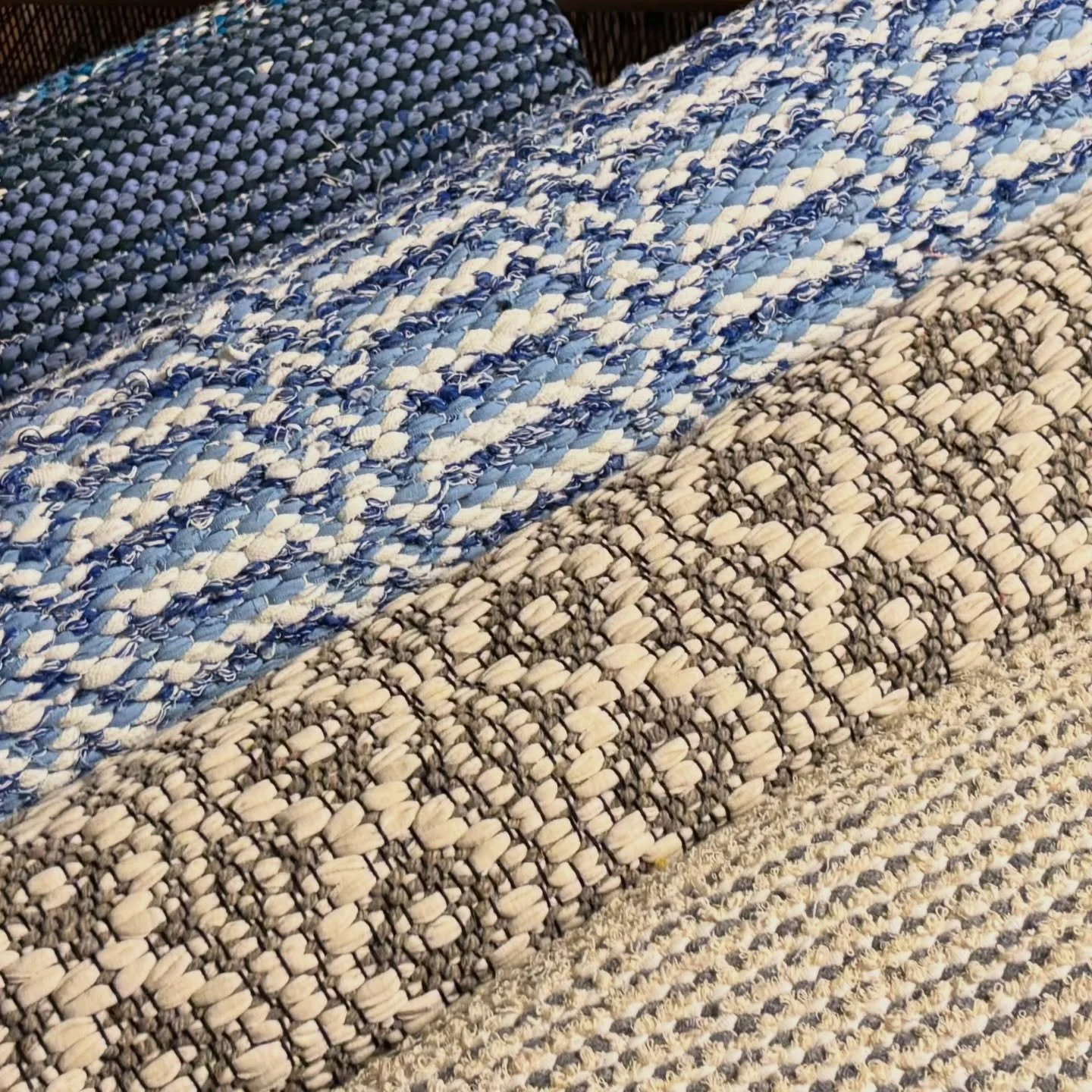 Maailma tarvii hyvyytt&auml;, l&auml;mp&ouml;&auml; ja lempeytt&auml;. 

🩵🩷❤️

Paikallisen puutarhan pikkupuodista l&ouml;yd&auml;t torstaista alkaen rakkaudella kudottuja tuotteita. 

Aukioloajat Kankaanrannan puutarhan sivuilta. 

🌷🌷🌷

#sauvon