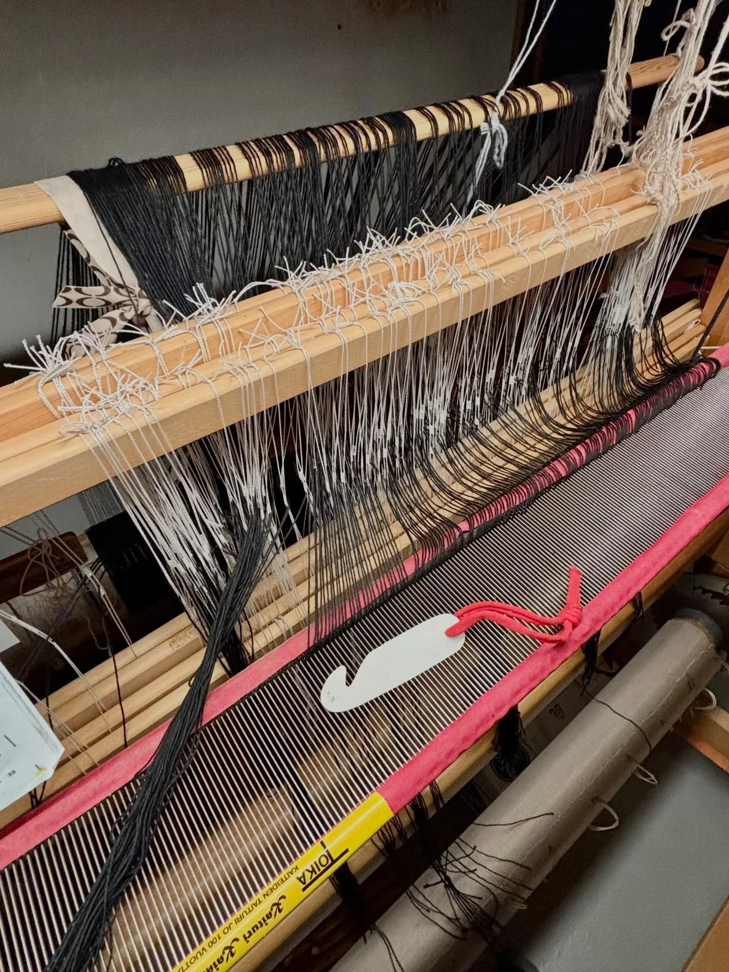 Uusia alkuja

Kudonnan kutkuttavia hetki&auml; ovat uudet alut. Tehd&auml;&auml;n paljon t&ouml;it&auml;, ennen kuin p&auml;&auml;see n&auml;kem&auml;&auml;n lopputulosta.

Ehk&auml; se onkin mik&auml; t&auml;ss&auml; kiehtoo? 
Ei tule hetkess&auml; 