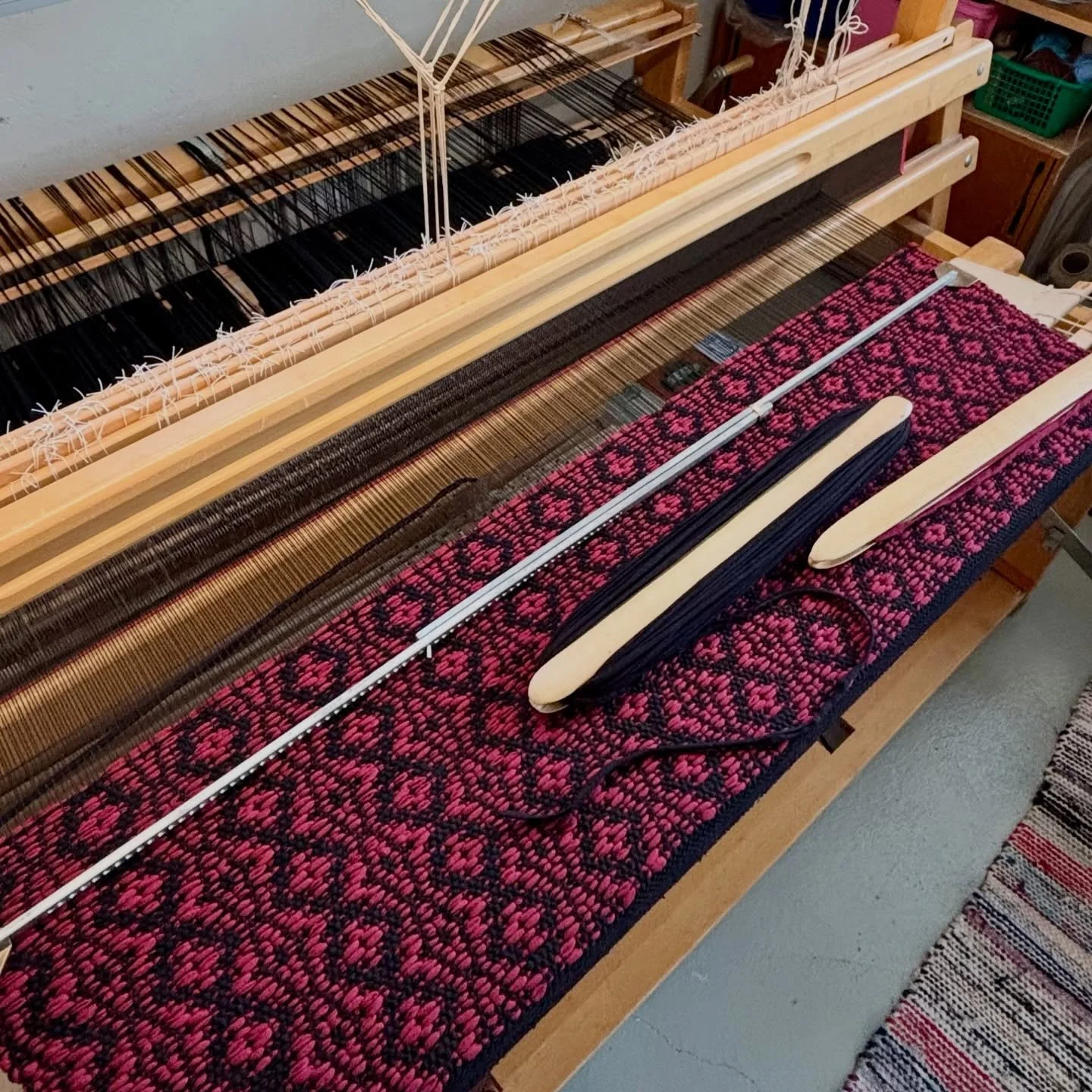 - Aloittelevan yritt&auml;j&auml;n p&auml;ivitys -

Olimme Teijolla marraskuussa joulumyyj&auml;isiss&auml; ja nyt on tilaukset (1cm vaille, p&auml;&auml;rmeeseen pit&auml;&auml; halkaista kude ja se j&auml;i kotiin) valmiina. Onneksi tilaajilla ei o