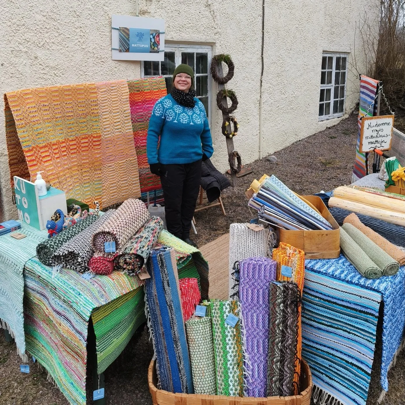 Kiitos Teijon Masuunin p&auml;&auml;si&auml;ismyyj&auml;isiss&auml; k&auml;yneille! 💛 Teit&auml; oli paljon ja useampi mattokin p&auml;&auml;si uuteen kotiin! 

🌿☀️🩷

#teijonmasuuninp&auml;&auml;si&auml;istori #k&auml;sity&ouml; #r&auml;symatto #k