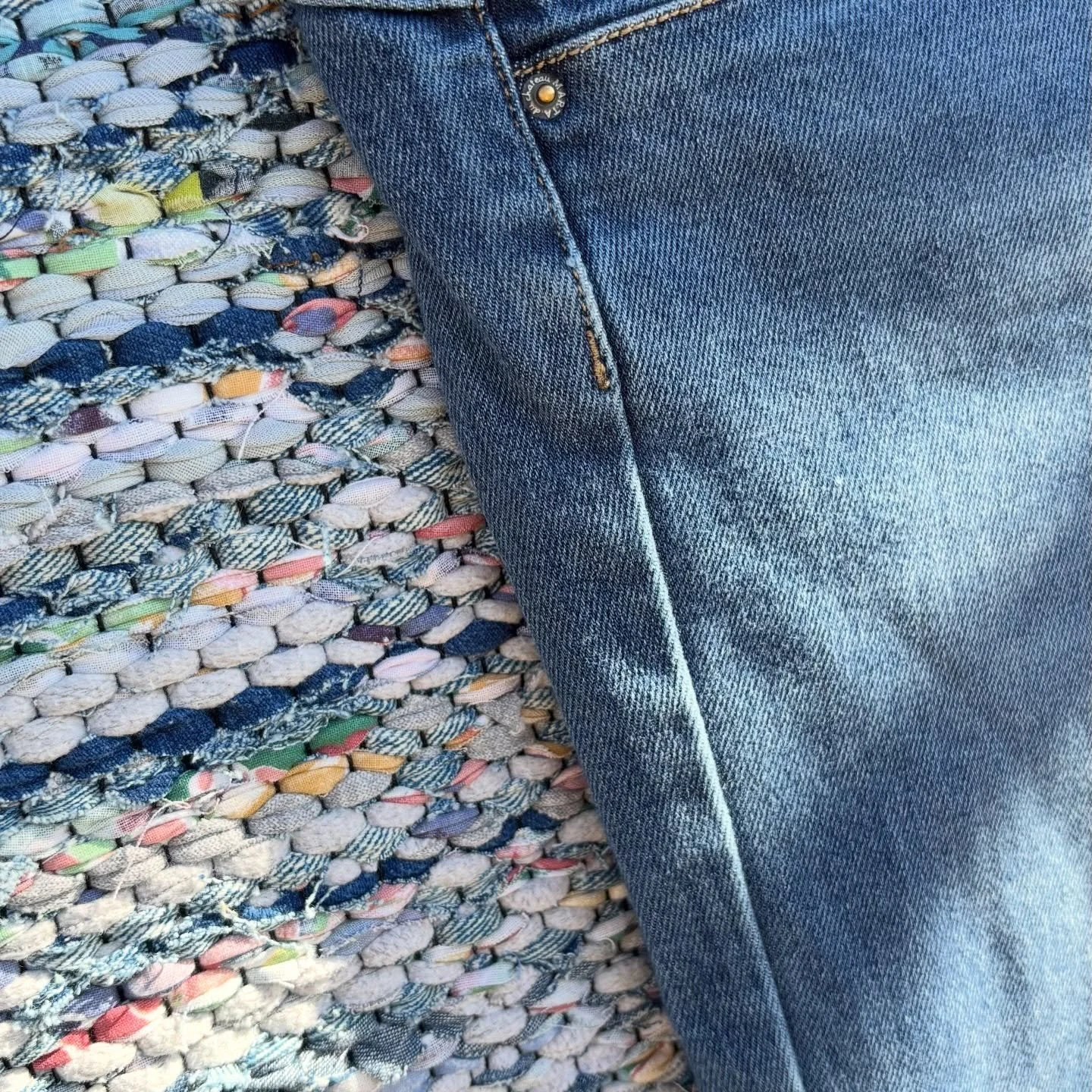 K&auml;ytetyt farkut toimivat hyvin materiaalina uusiin r&auml;symattoihin. Materiaali on vahvaa ja kest&auml;&auml; hyvin kulutusta. 

👖♻️

#tekstiilitkiertoon #farkkumatto #lemmenpolku #kangaspuillakudottu