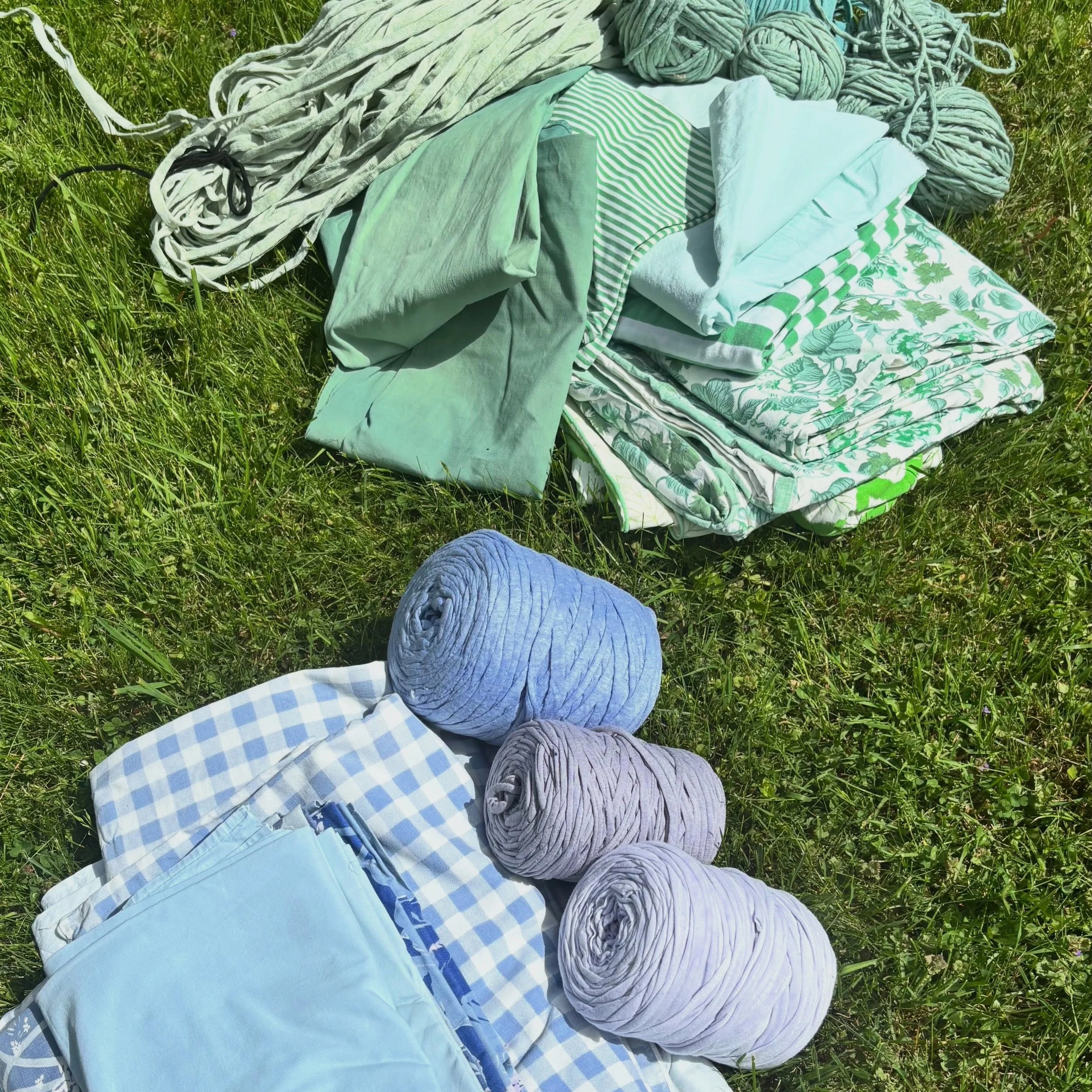 Kaksi uutta kierr&auml;tysprojektia alulle. Siniset lakanat sinisiksi matoiksi ja vihre&auml;t lakanat vihreiksi matoiksi. Ihana lahja &auml;idilt&auml; pojille. 🩵♻️💚