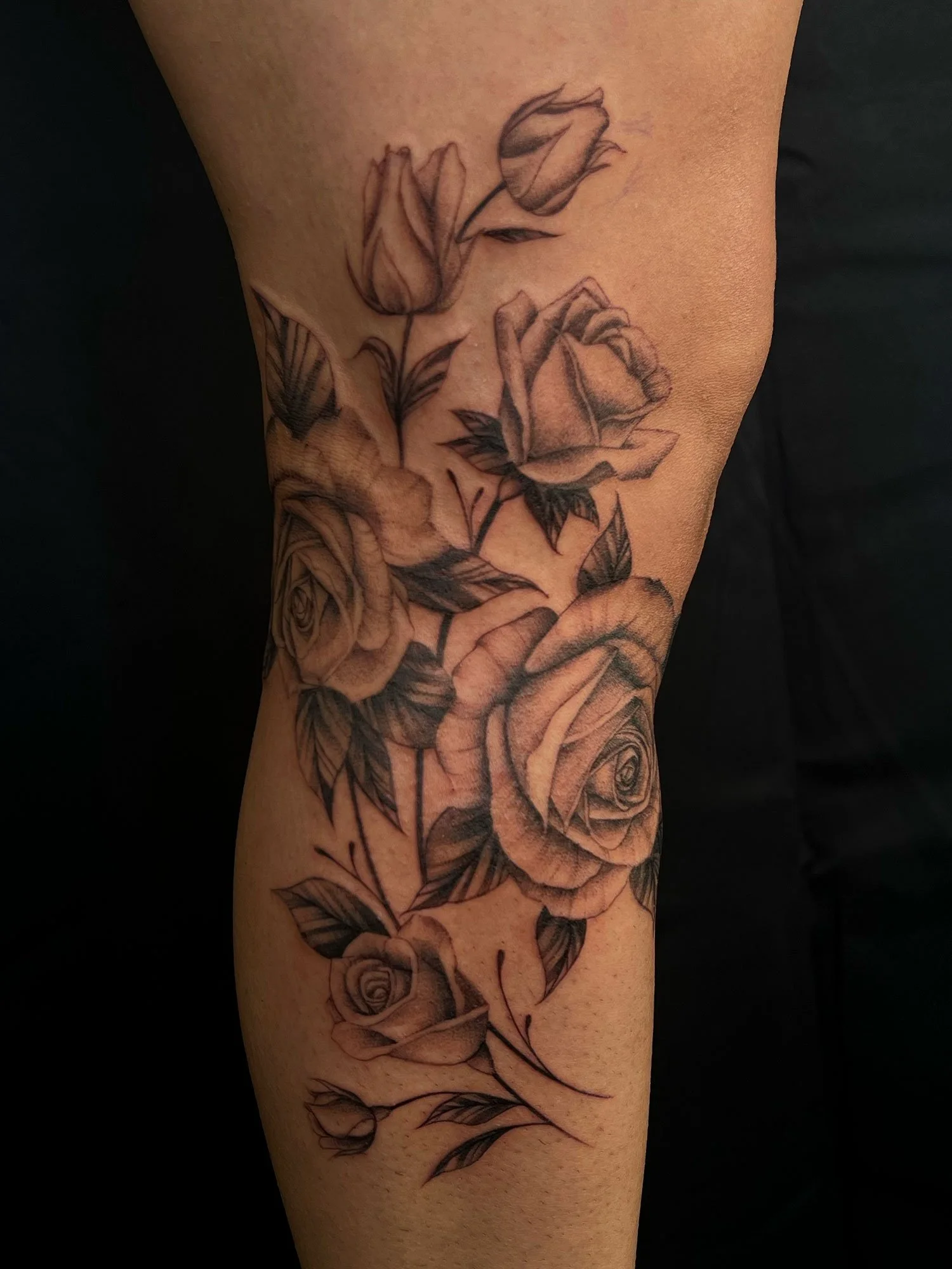 elizagreed-san-diego-black-grey-realism-roses-knee-tattoo.jpg