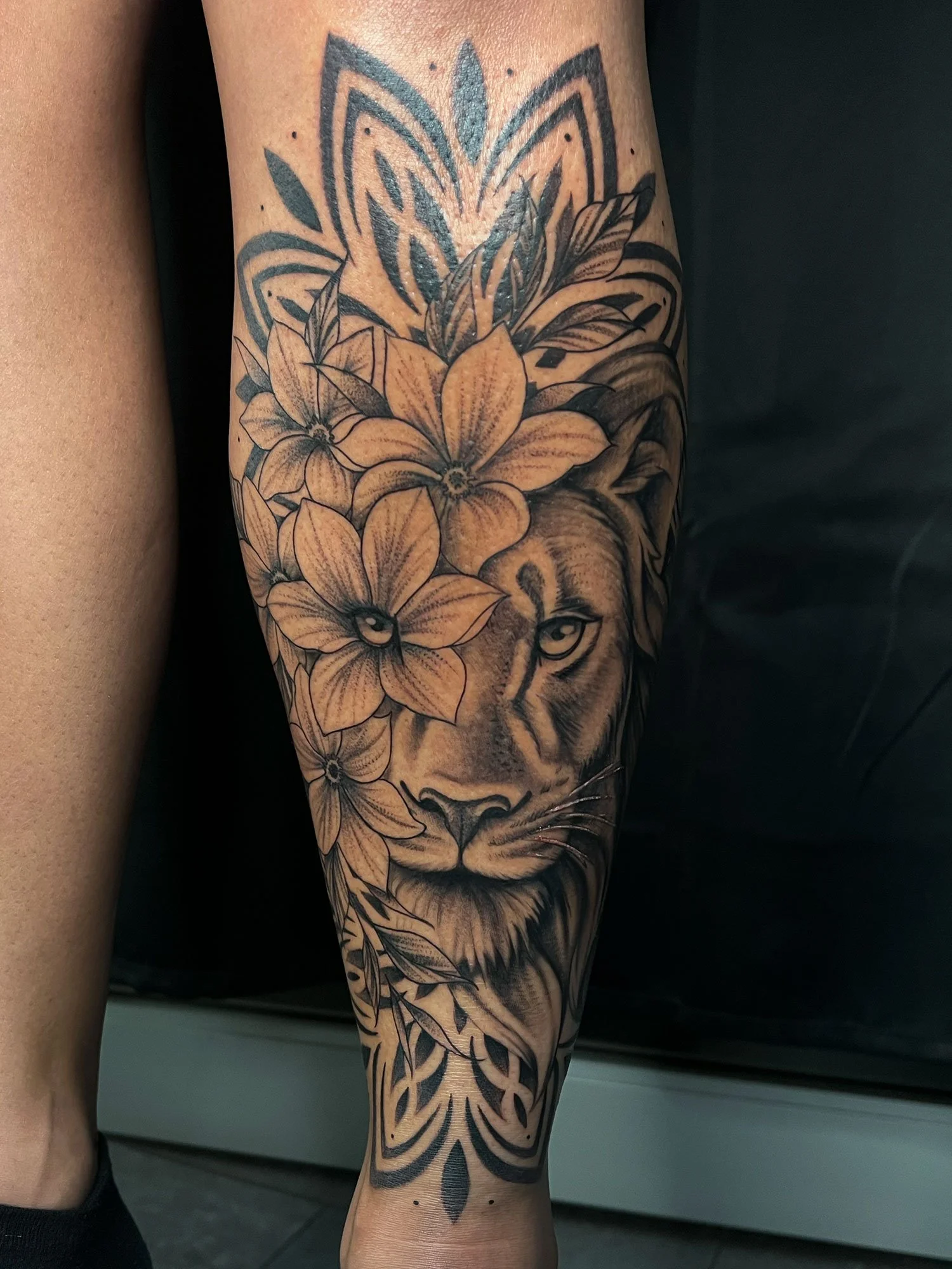 elizagreed-san-diego-black-grey-realism-fineline-lion-floral-mandala-tattoo.jpg