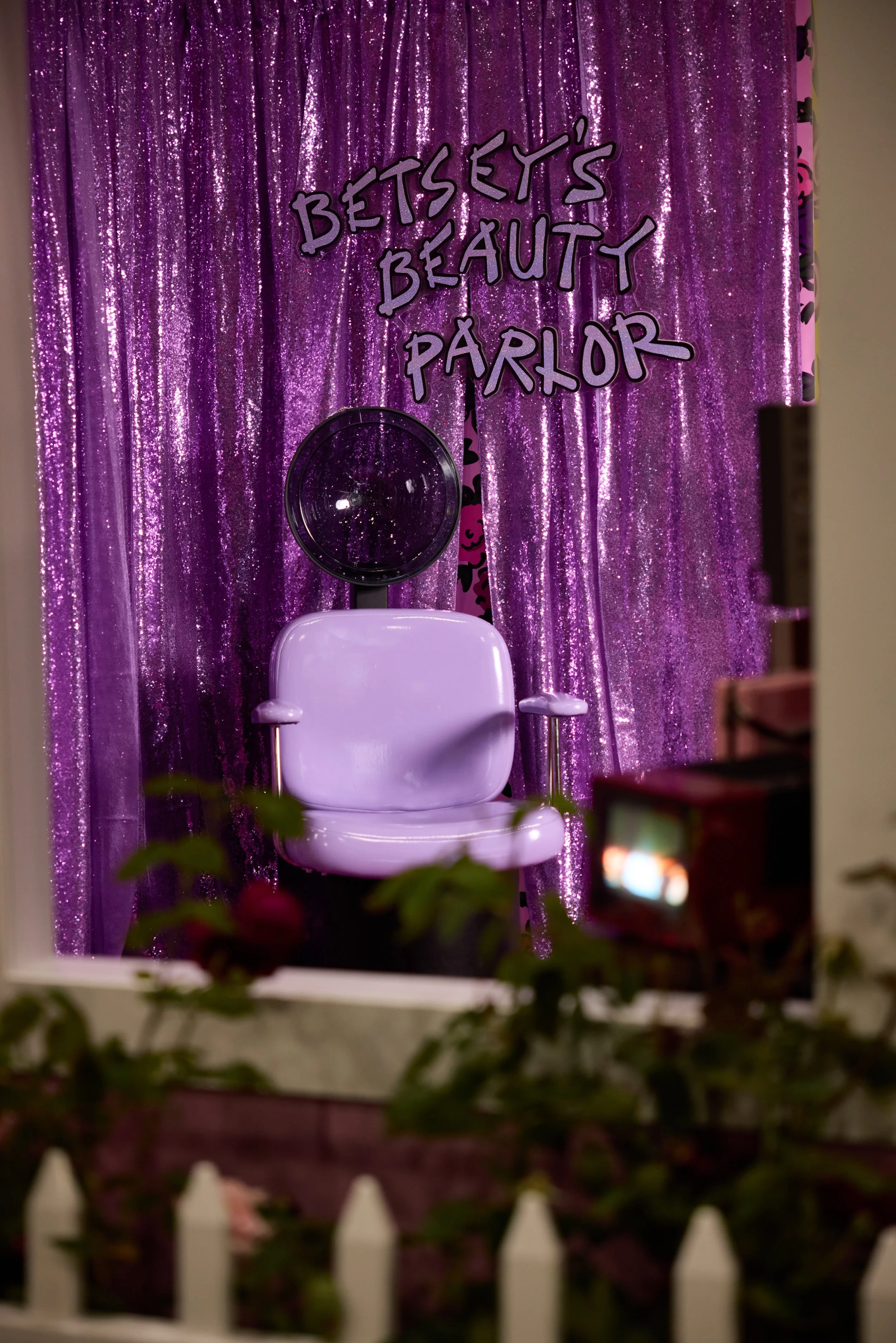 071924_DRAGCON_BETSEY_JOHNSON_BOOTH_03.jpg