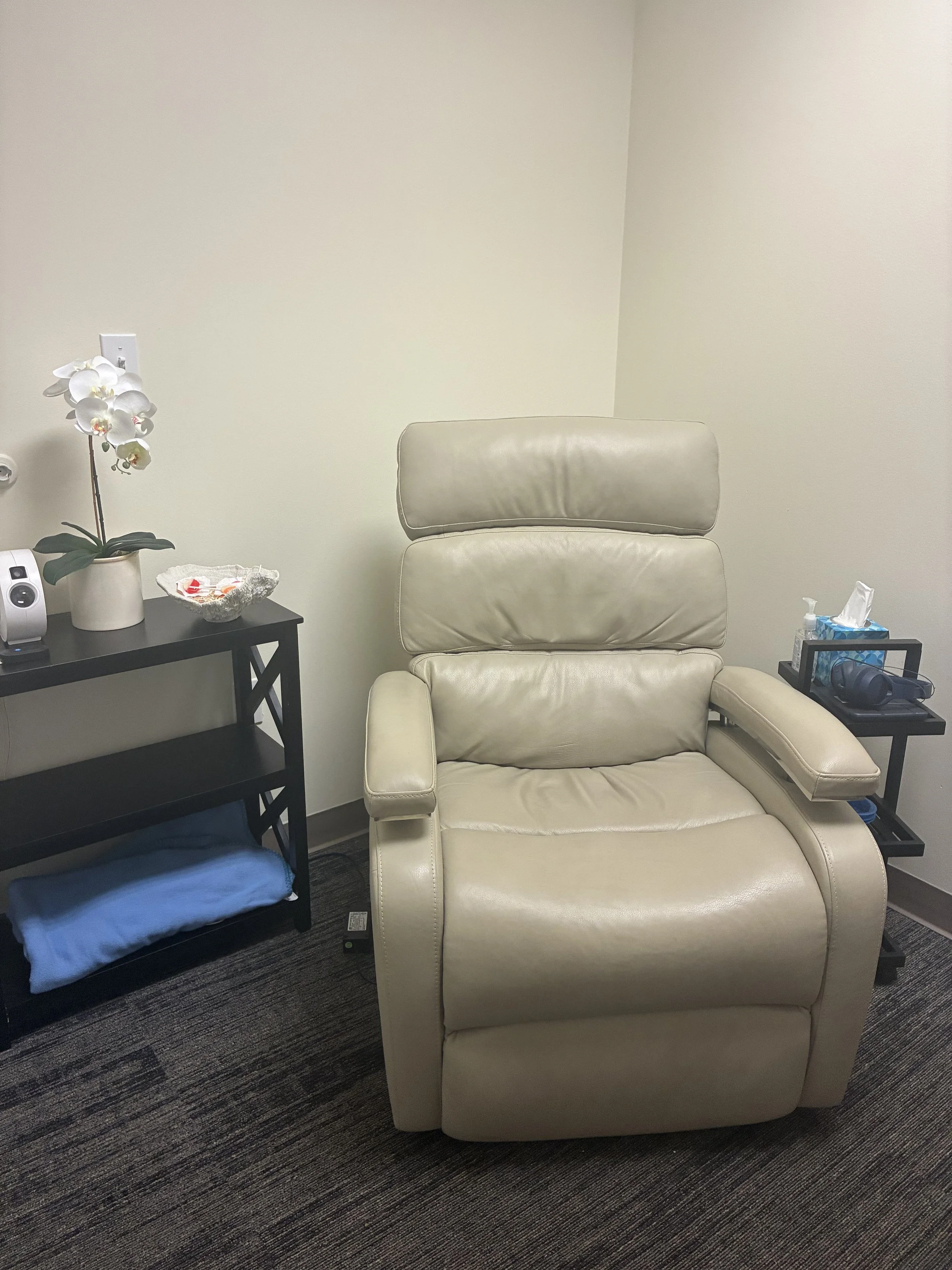 Private ketamine/Spravato treatment room with reclining chair and clinical monitoring.