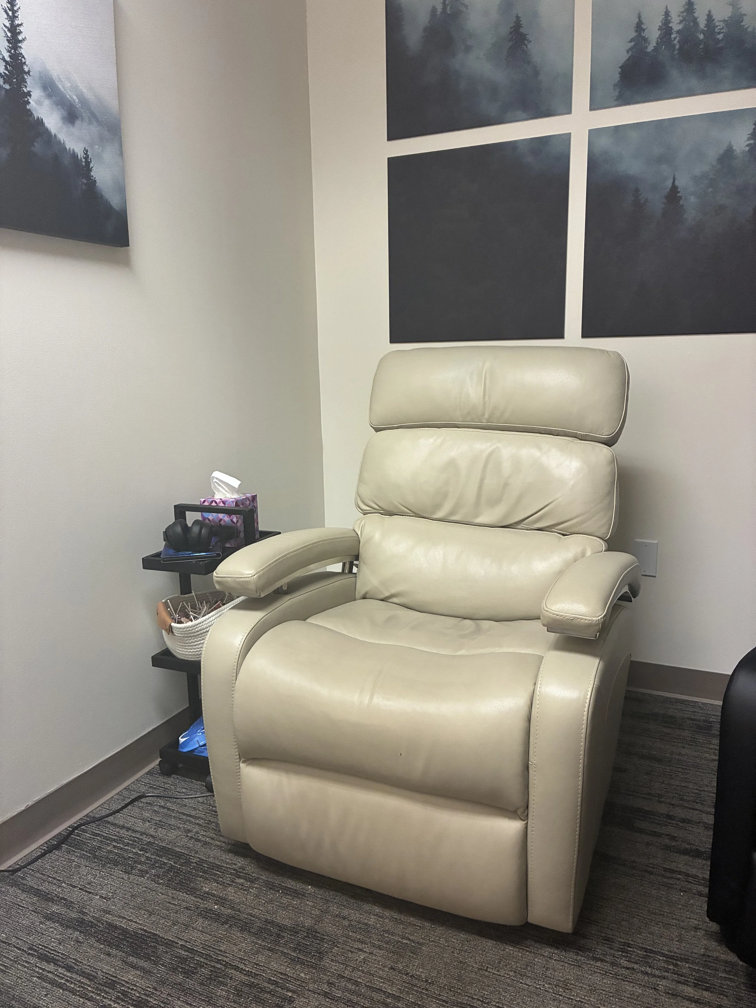 Private ketamine/Spravato treatment room with reclining chair and clinical monitoring.