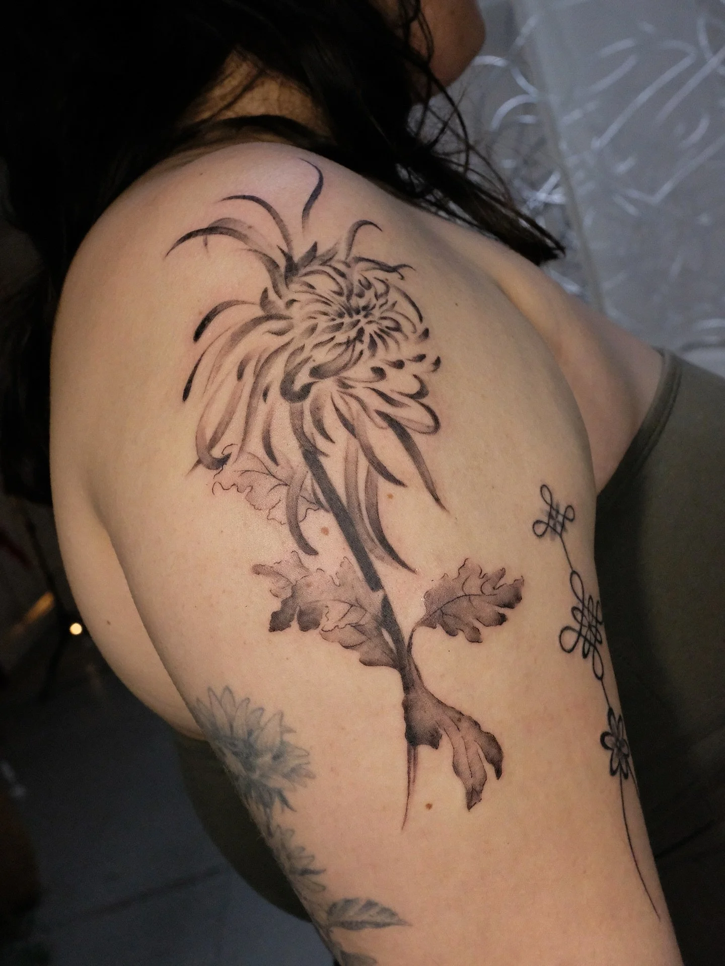 inky chrysanthemum for Minji 💕
THANK YOU for trusting me with this one, I love the placement you chose and how it&rsquo;s next to the abstract norigae tattoo we did in sept (touched up in these pics). I&rsquo;m grateful for you, your brilliant ideas