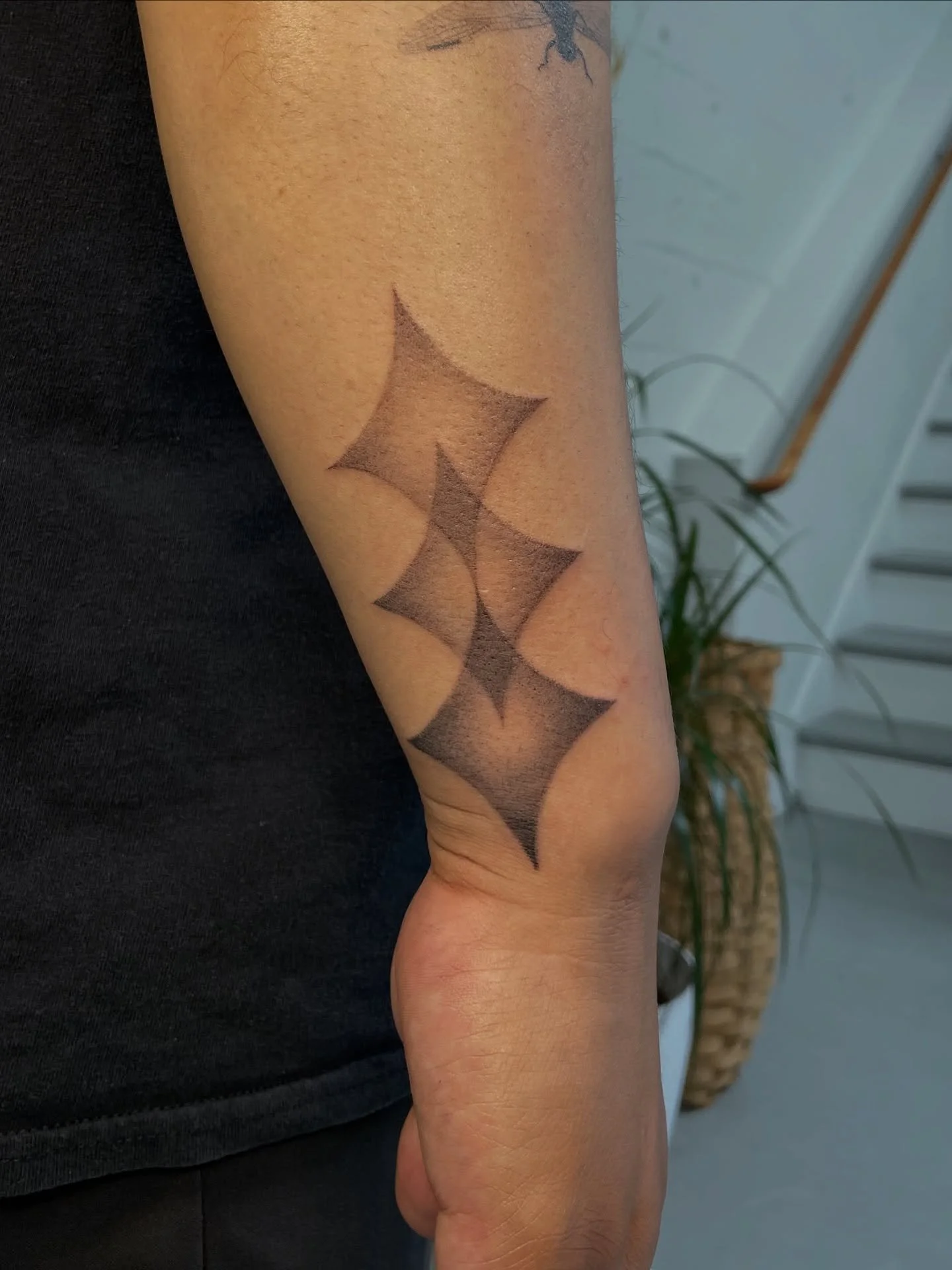 been seeing stars lately
from my repeatable flash - big, small and tiny 
made @bituinstudio ✨

now booking October - December 2025
more info + flash available on my profile 

thank you Julian, Shona @skeletonvelvet , and Jezz @jezzis.nail.bar !
other