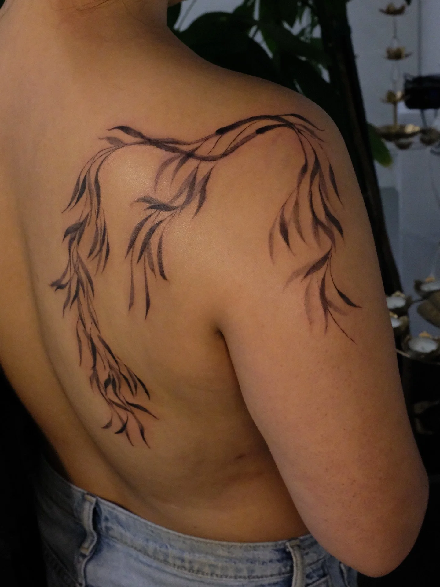 willow branches grazing your shoulder wherever you go 
done @bituinstudio in San Francisco 
thank you Becky ❣️
inspired by how willow leaves flow with the wind 🍃