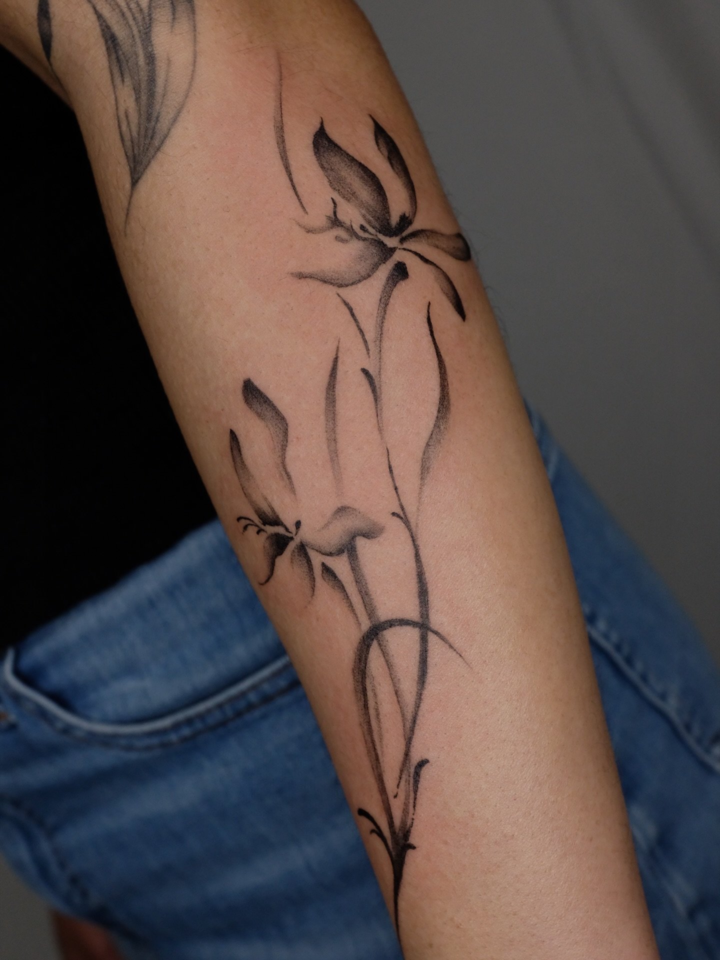 from painting on paper to painting on skin 👨&zwj;🎨
thank you Elena for trusting me with this flash design I&rsquo;ve been wanting to do!!

grateful for tattoo + the people I meet ❤️ thank you for being here 

done @bituinstudio 
books open for San 