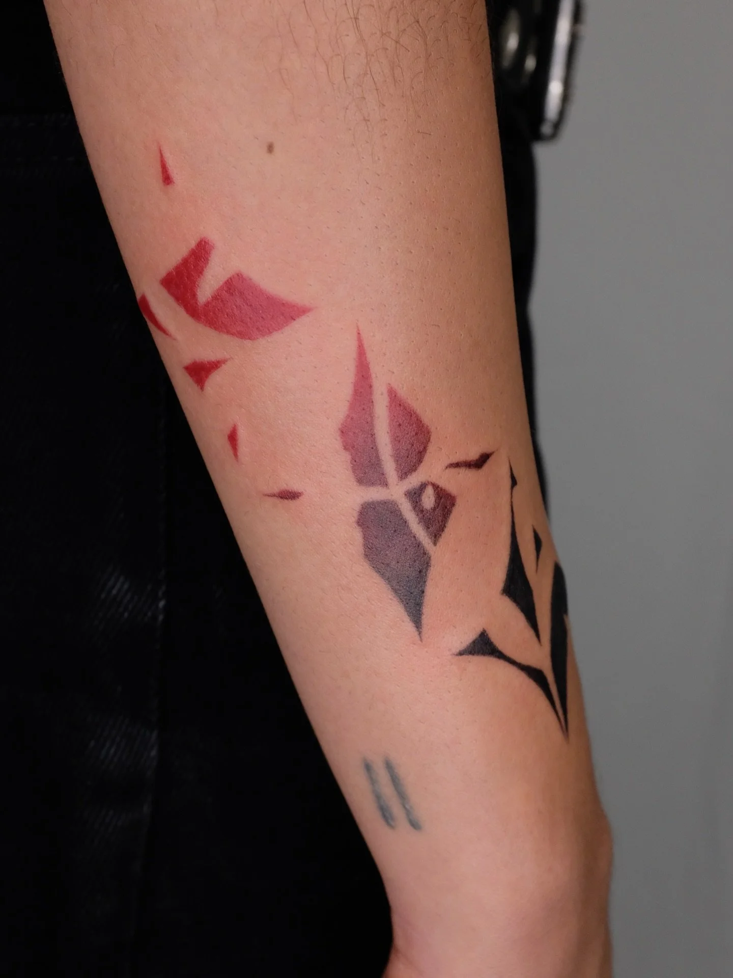 peony leaf cyanotypes for my trade with @clara.tats !!! I got 3 cattoos from Clara and gave her 3 stars in return. Clara&rsquo;s brilliant idea to do a red/black gradient 
🤝 thank you for the trust and friendship 🤝 

done @bituinstudio - the place 