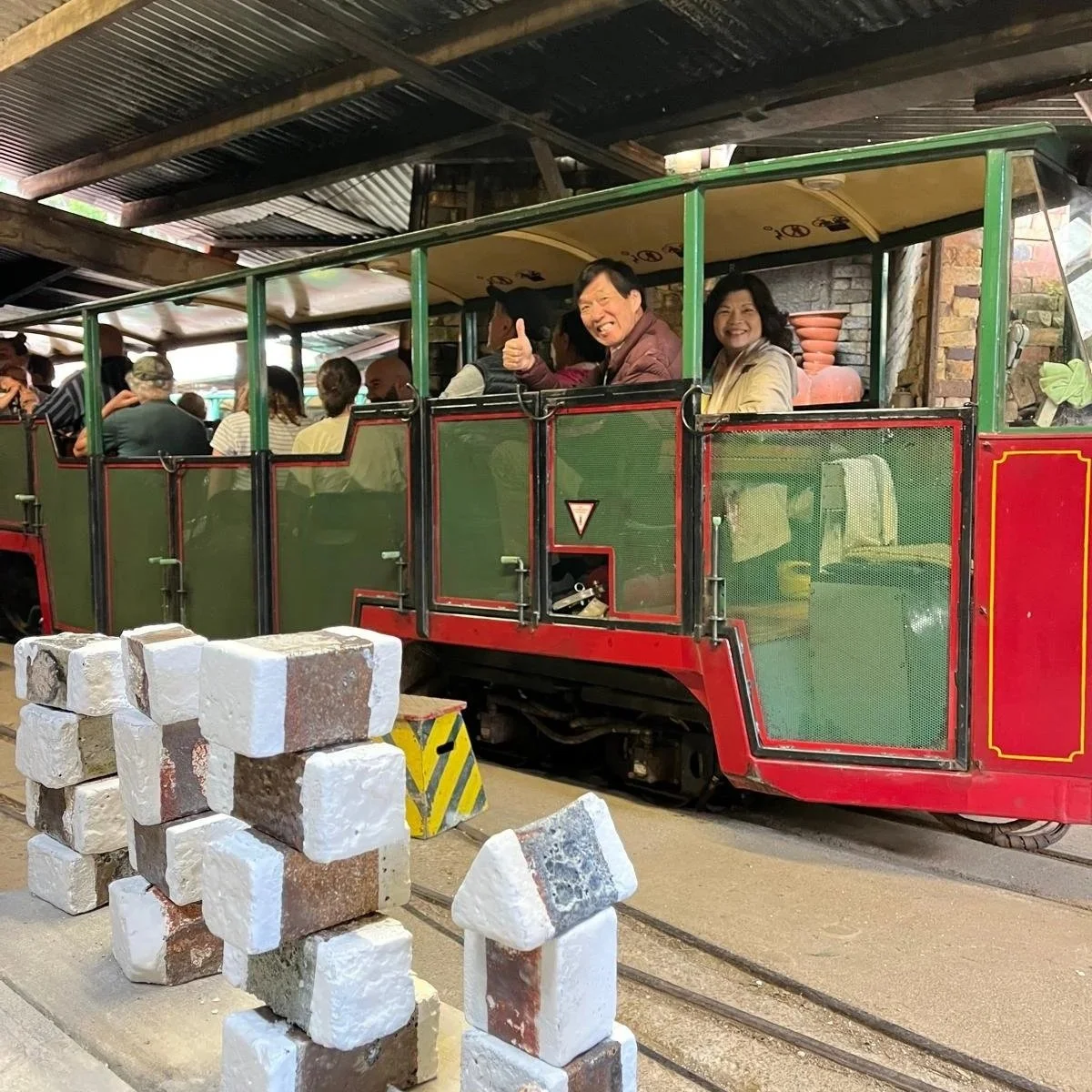 Tren en el Ferrocarril y Cer&aacute;mica Driving Creek con Great North Tours