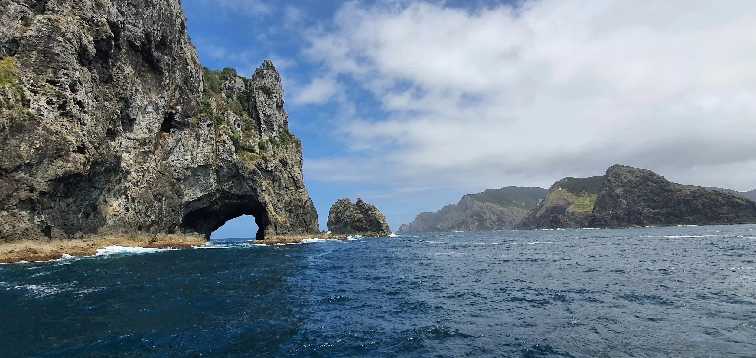 visite en bateau du trou dans le rocher dans la baie des &icirc;les