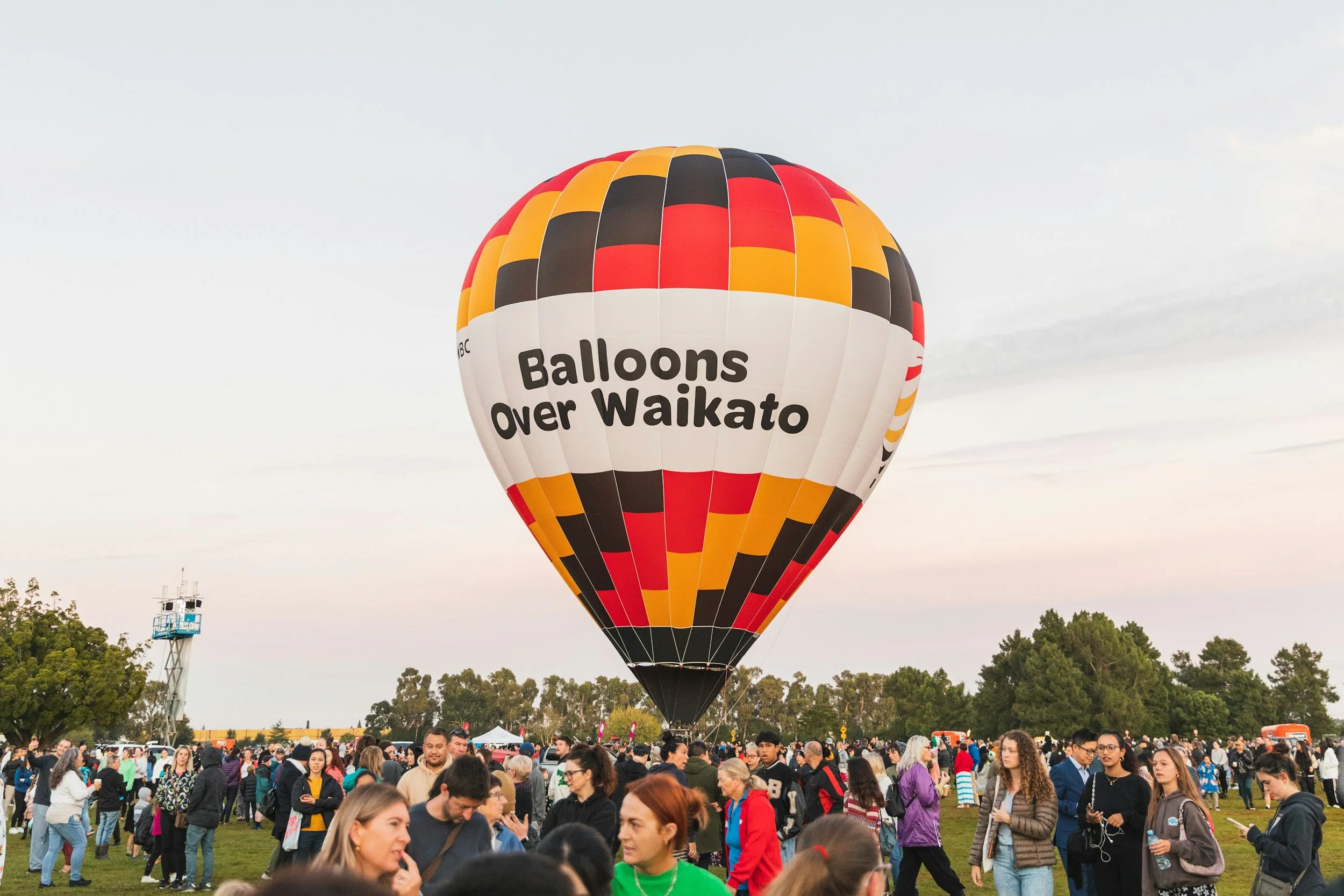 Vol en montgolfi&egrave;re au lever du soleil au-dessus de la r&eacute;gion de Waikato. Visites matinales de luxe par Great North Tours.
