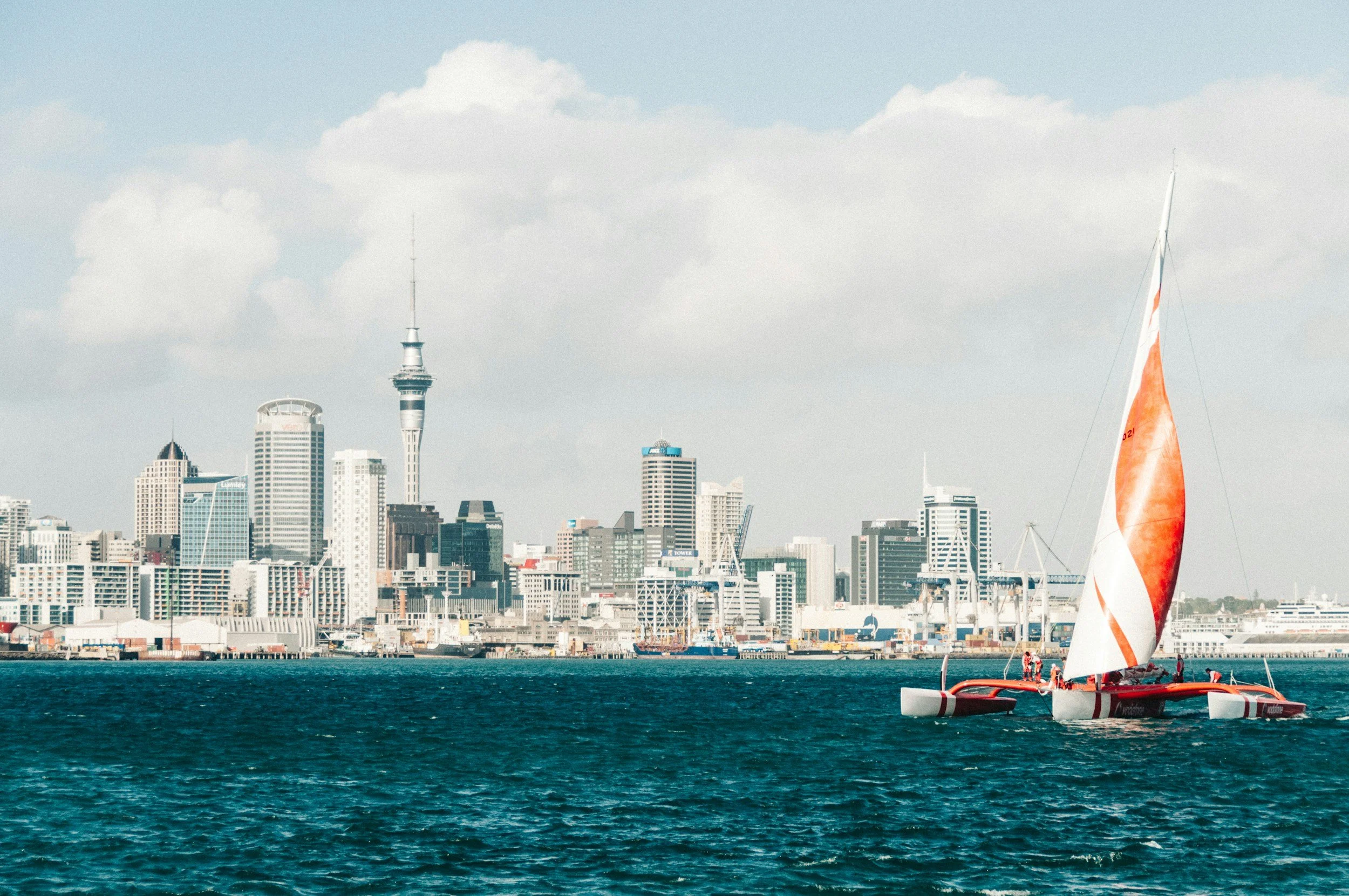 Naviguer sur un yacht de l'America's Cup ou un yacht de luxe dans le port d'Auckland. Visites maritimes sur mesure.