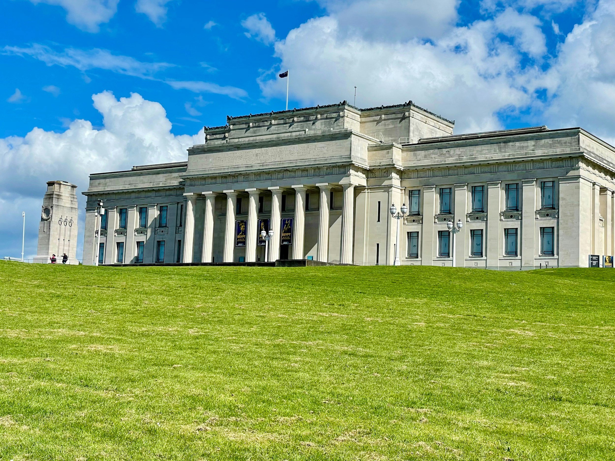 Le mus&eacute;e comm&eacute;moratif de guerre d'Auckland dans le domaine d'Auckland. Visites guid&eacute;es culturelles et historiques.