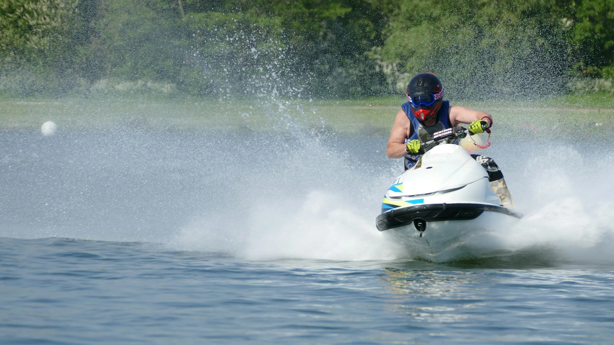 Jet-ski sur le lac Taupō ou les eaux c&ocirc;ti&egrave;res. Logistique et transport de circuits d'aventure par Great North Tours.