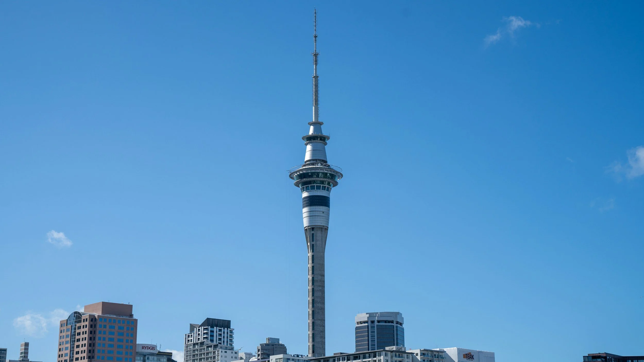 La Auckland Sky Tower surplombant la ville et le port. Visites phares premium d'Auckland.