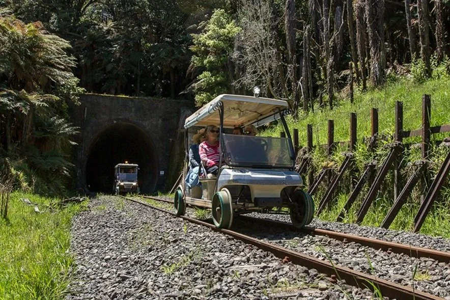 Explorer les sentiers ferroviaires de Nouvelle-Z&eacute;lande en wagon. Transport professionnel et logistique par Great North Tours.