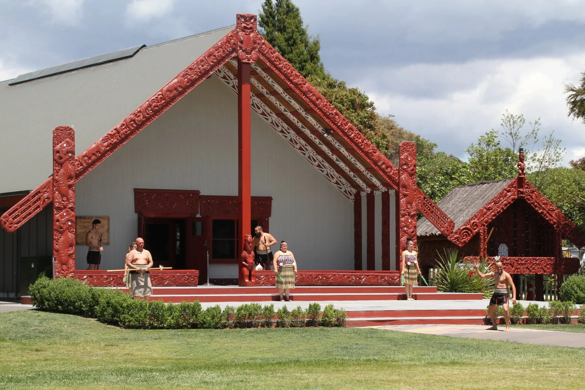 ceremonia tradicional maor&iacute; en el marae y bienvenida
