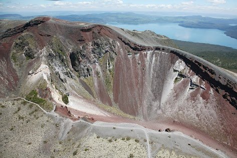 Promenade guid&eacute;e dans le crat&egrave;re du mont Tarawera, Rotorua. Excursions d'aventure volcanique priv&eacute;es avec Great North Tours.