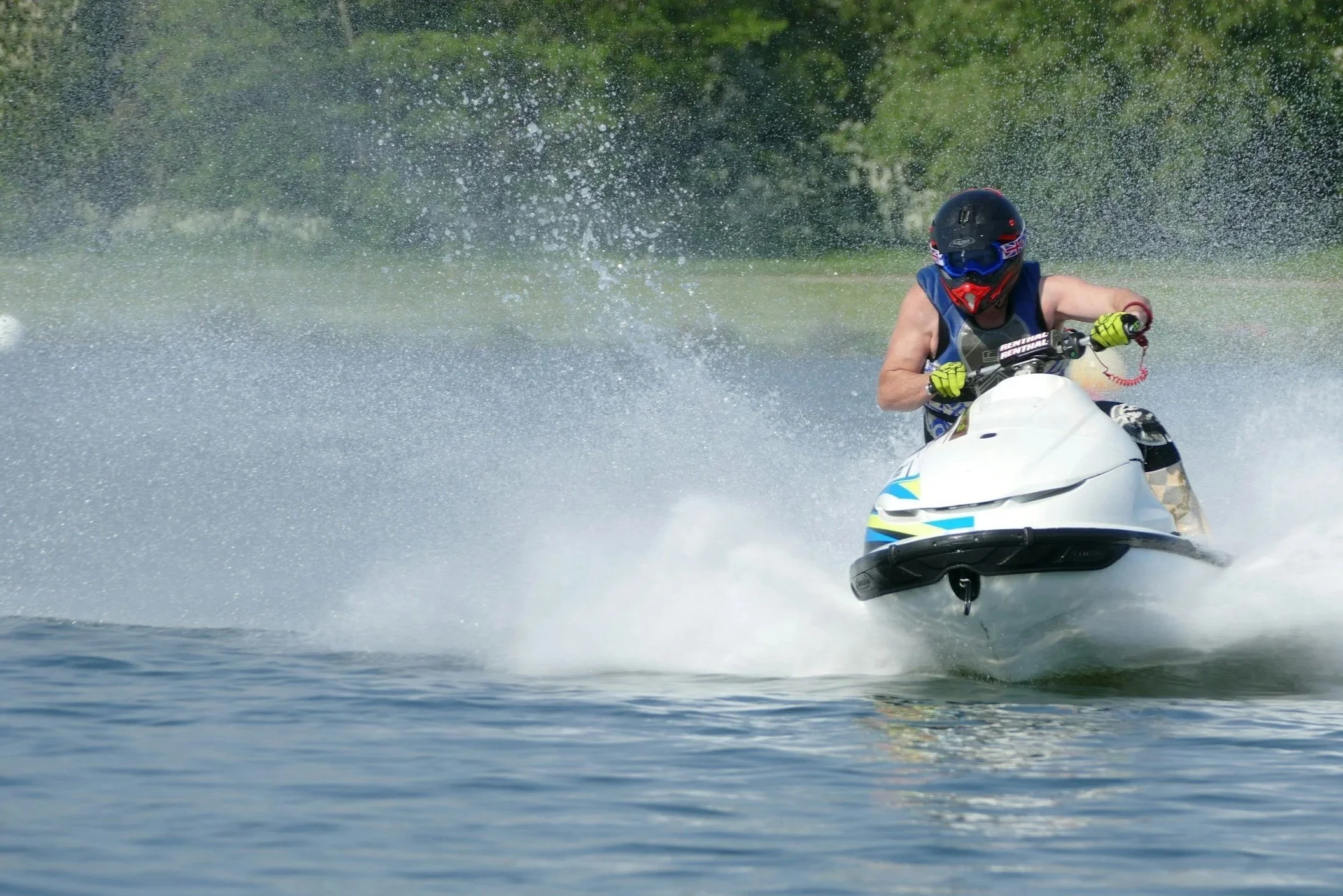 Jet-skiing en el lago Taupō. Log&iacute;stica de excursiones de aventura y transporte por Great North Tours.