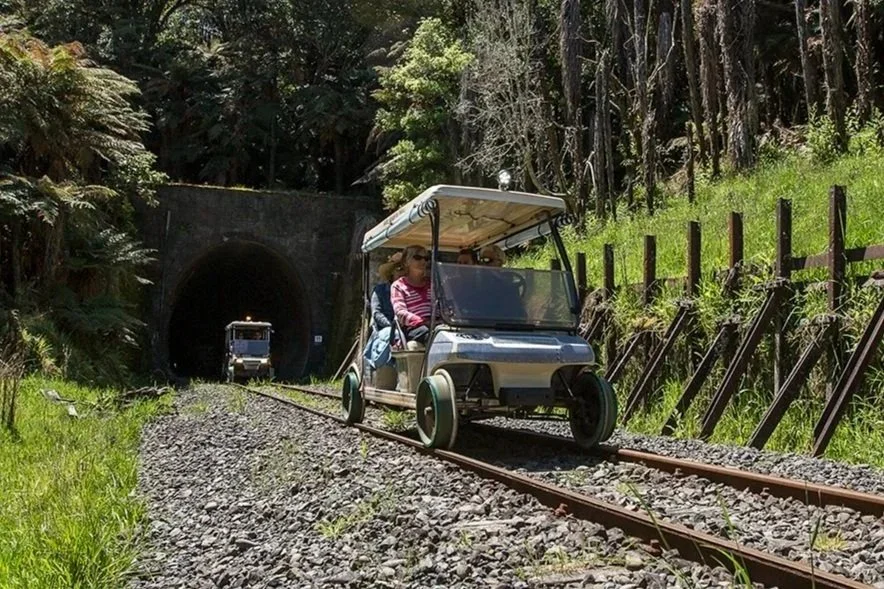 Navegando por una v&iacute;a f&eacute;rrea a trav&eacute;s del paisaje de Nueva Zelanda