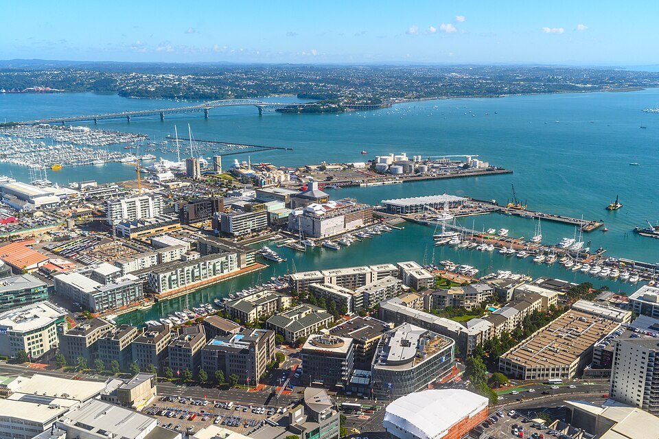 Restauration et yachts de luxe au Viaduct Harbour d'Auckland. Transports haut de gamme et visites de la ville.
