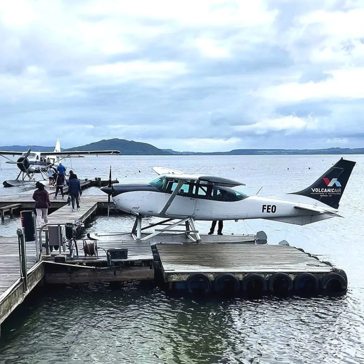Hidroaviones prepar&aacute;ndose para recorridos panor&aacute;micos por las tierras geot&eacute;rmicas de Rotorua