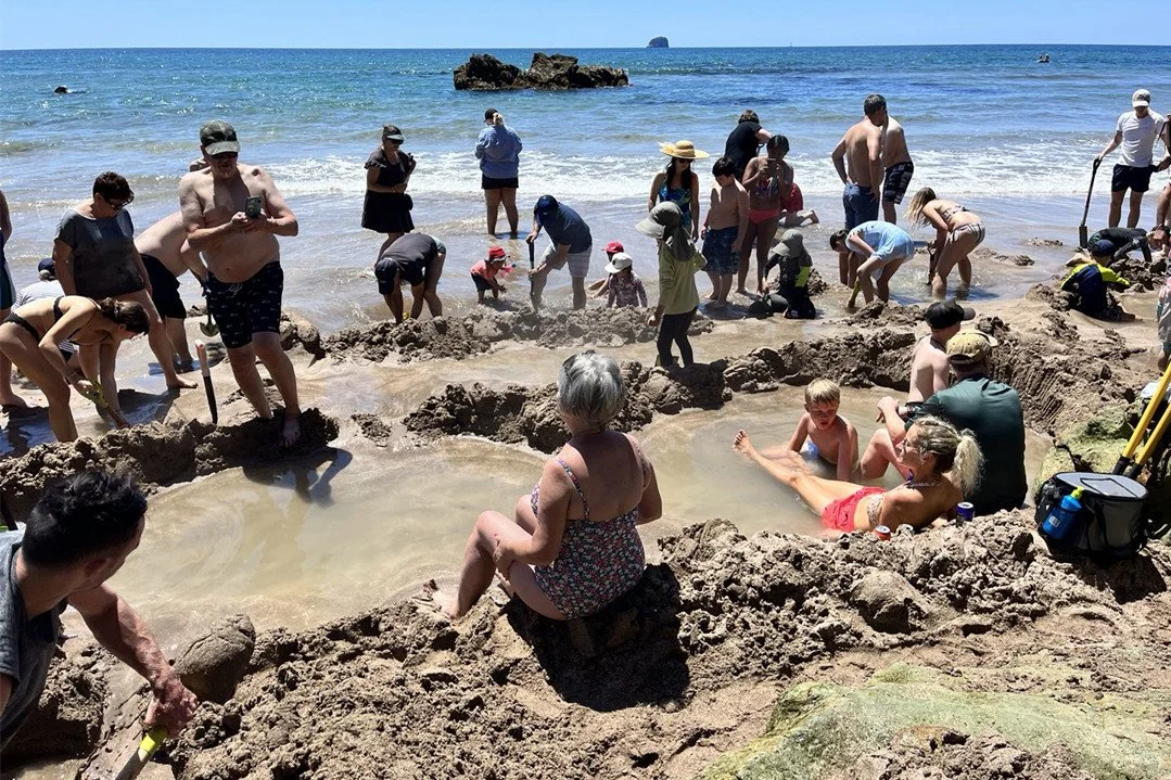 Creusez votre propre spa thermal dans le sable &agrave; Hot Water Beach. Excursions d'une journ&eacute;e &agrave; Coromandel avec Great North Tours.