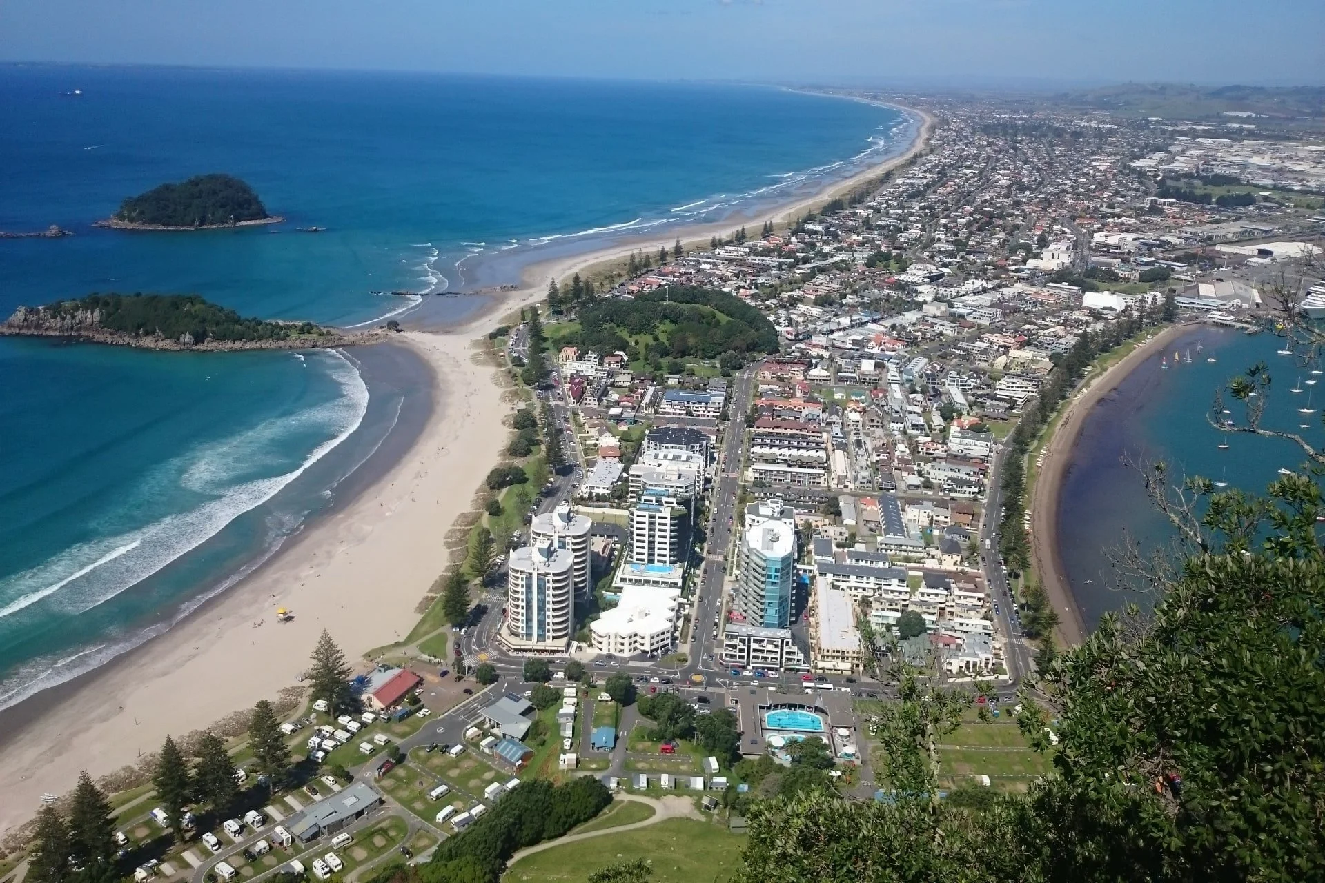 Randonn&eacute;e au sommet du Mauao (mont Maunganui) pour admirer la vue sur l'oc&eacute;an. Visites Premium de la Baie de l'Abondance.