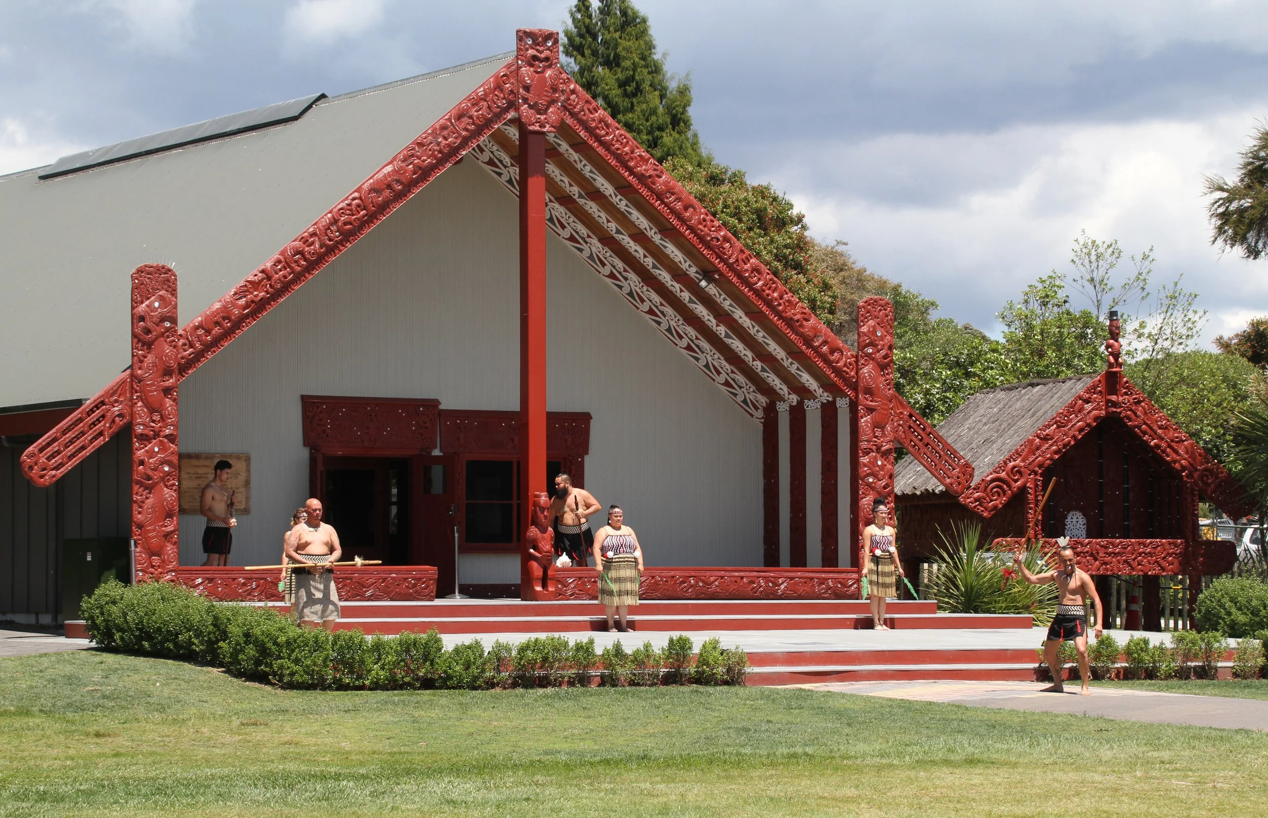Culture maorie, tissage et geyser Pōhutu &agrave; Te Puia, Rotorua. Visites culturelles premium.