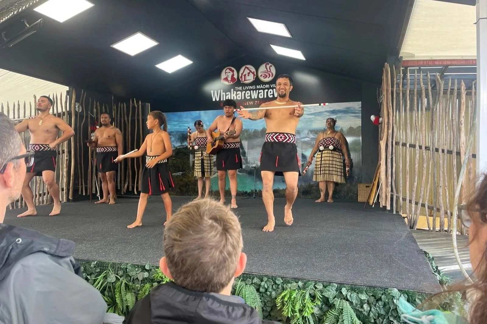 Actuaci&oacute;n tradicional maor&iacute; en la aldea maor&iacute; viva de Whakarewarewa en Rotorua