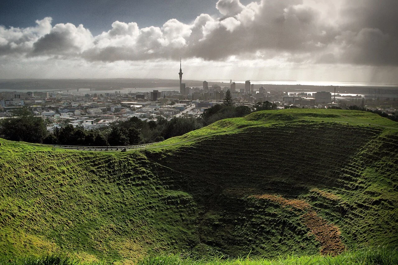 Le sommet volcanique et le crat&egrave;re de Maungawhau / Mont Eden. Vues premium sur la ville d'Auckland avec Great North Tours.