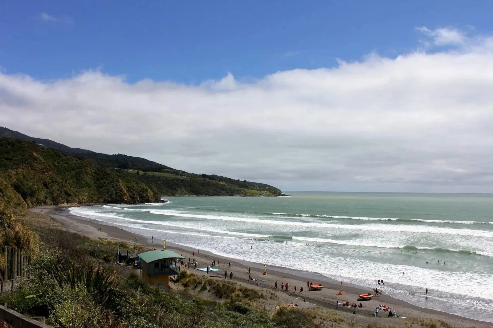 Vista de la playa de Ngaranui Raglan con vistas al mar de Tasmania