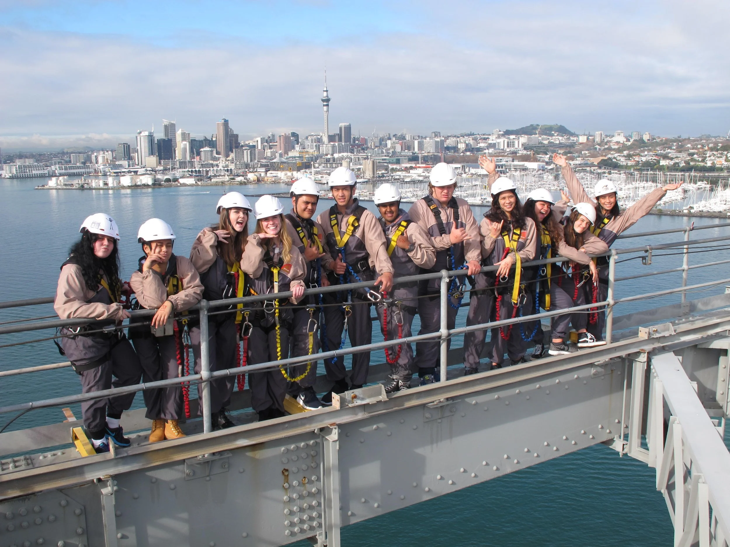 Promenade guid&eacute;e sur le pont du port d'Auckland avec vue panoramique sur la ville. Excursions d'aventure premium &agrave; Auckland par Great North Tours.