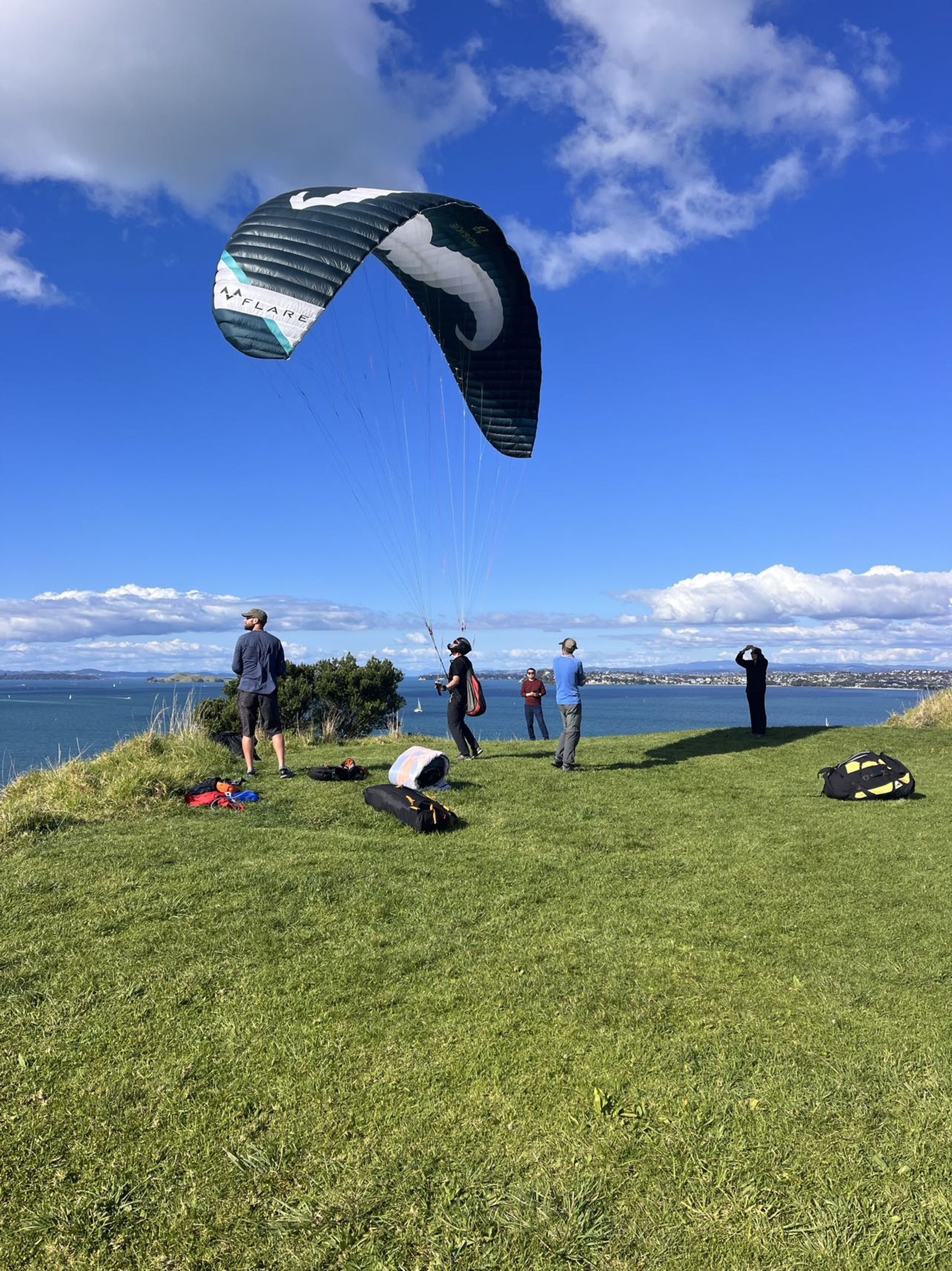 Parapente en tandem sur des paysages pittoresques de Nouvelle-Z&eacute;lande. Transport de circuits d'aventure par Great North Tours.
