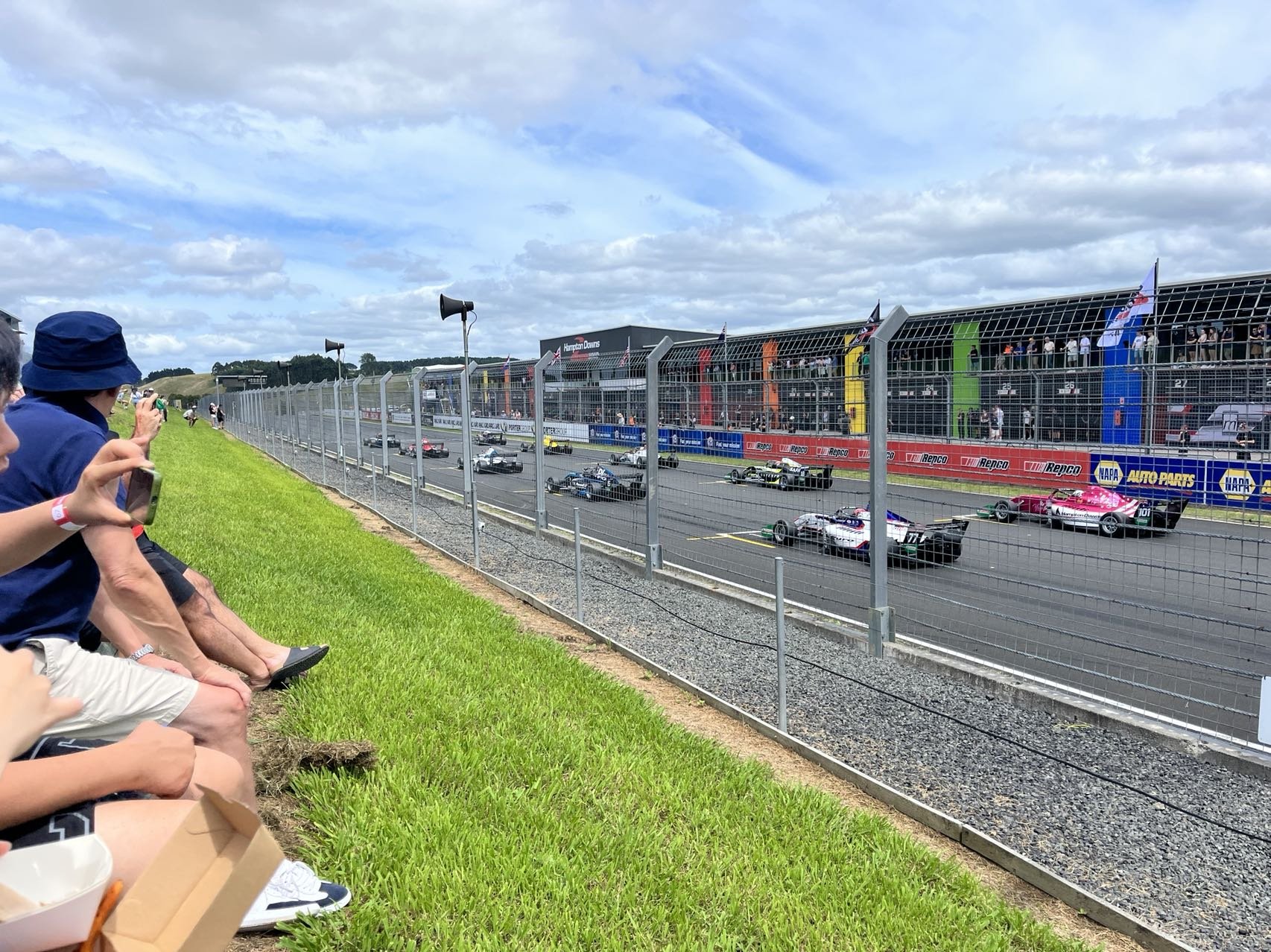 Courses &agrave; grande vitesse et tours chauds &agrave; Hampton Downs. Transport haut de gamme pour les amateurs de sport automobile.