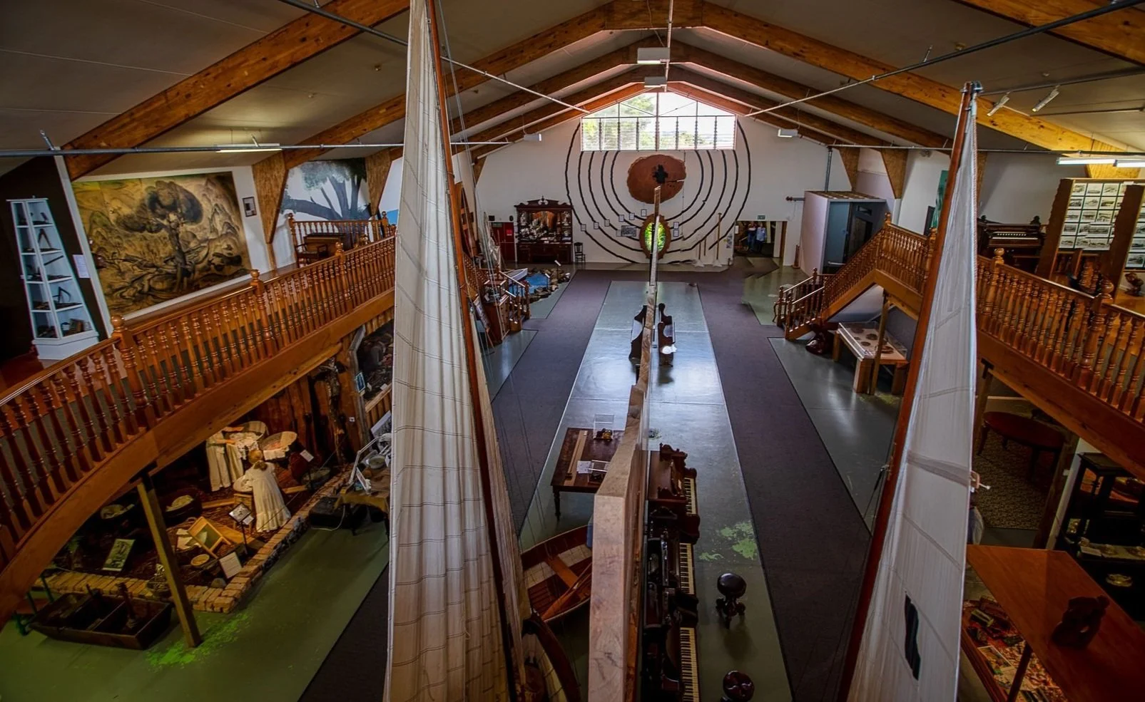 Histoire du bois et de la gomme g&eacute;ants Kauri &agrave; Matakohe. Visites du patrimoine du Northland avec Great North Tours.