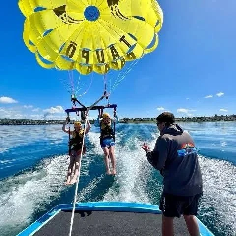 Aventura de parasailing de gran altura en Paihia o en el lago Taupo.