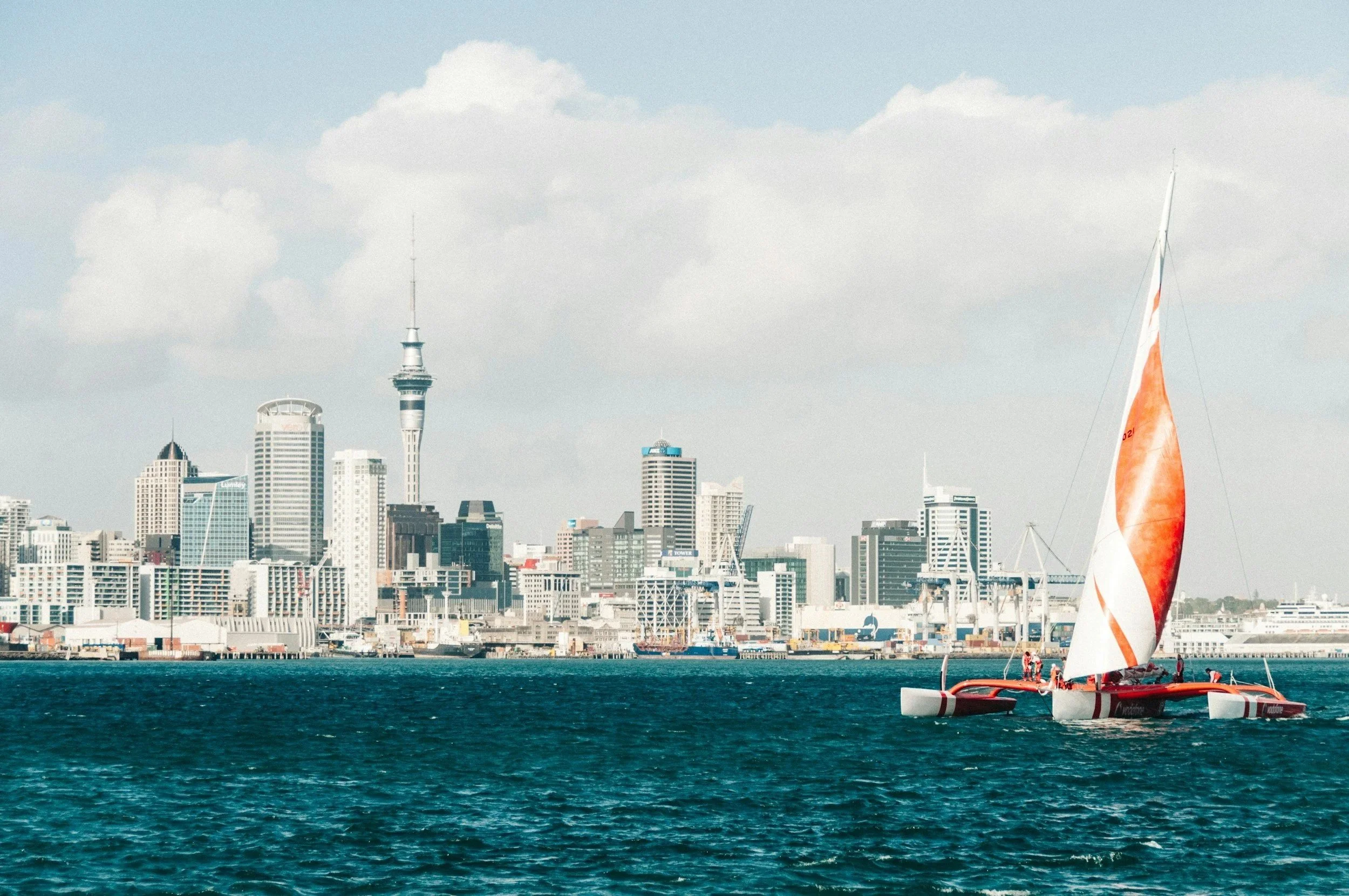navegando en el puerto de Auckland en un yate con la ciudad de fondo