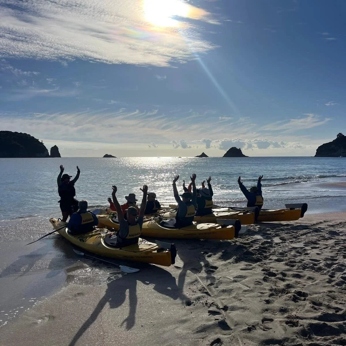 groupe de touristes faisant du kayak &agrave; Hahei Beach dans le Coromandel